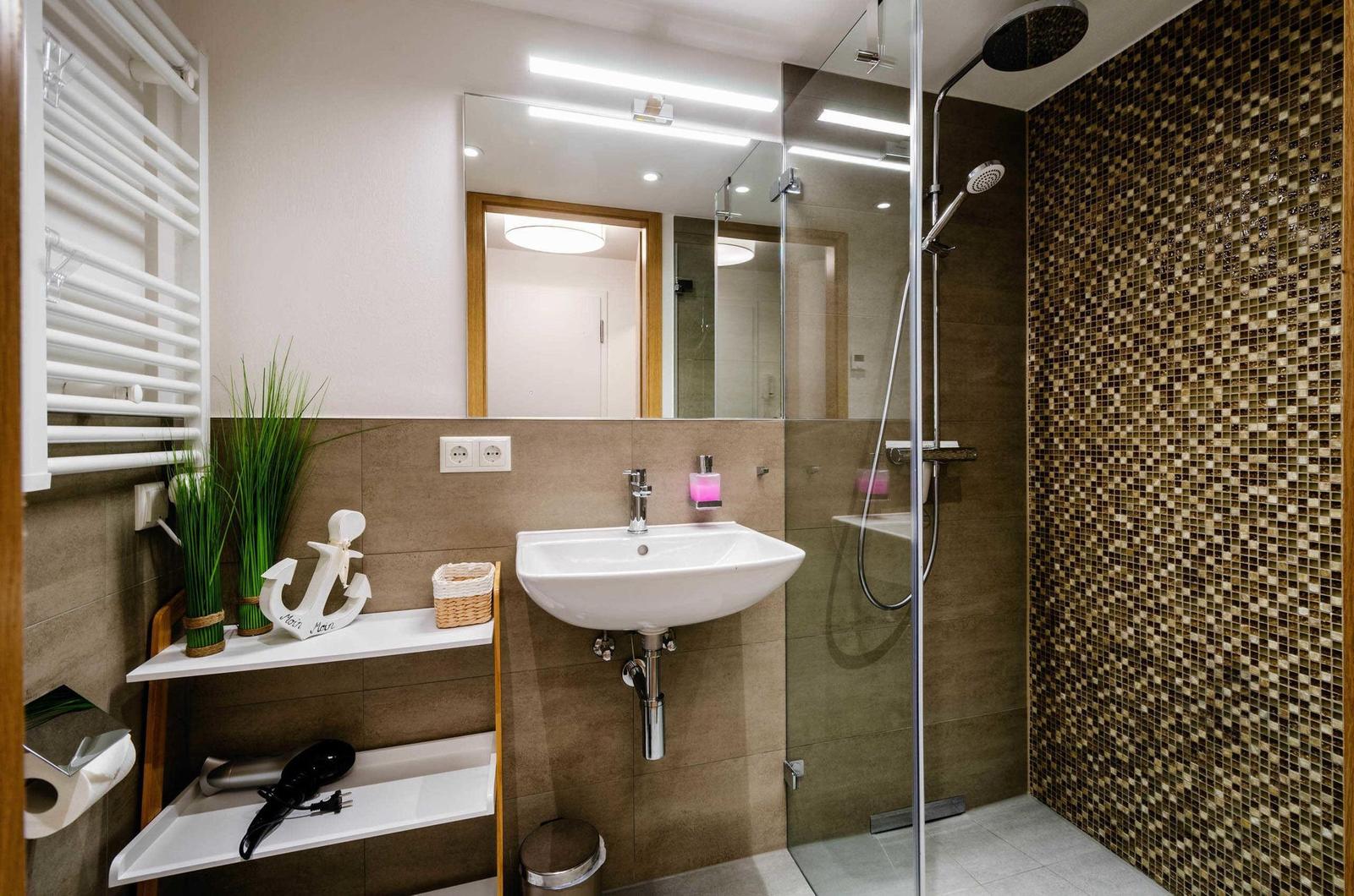 Badezimmer 2: Bad en Suite mit Dusche (Rainshower), Haartrockner, WC