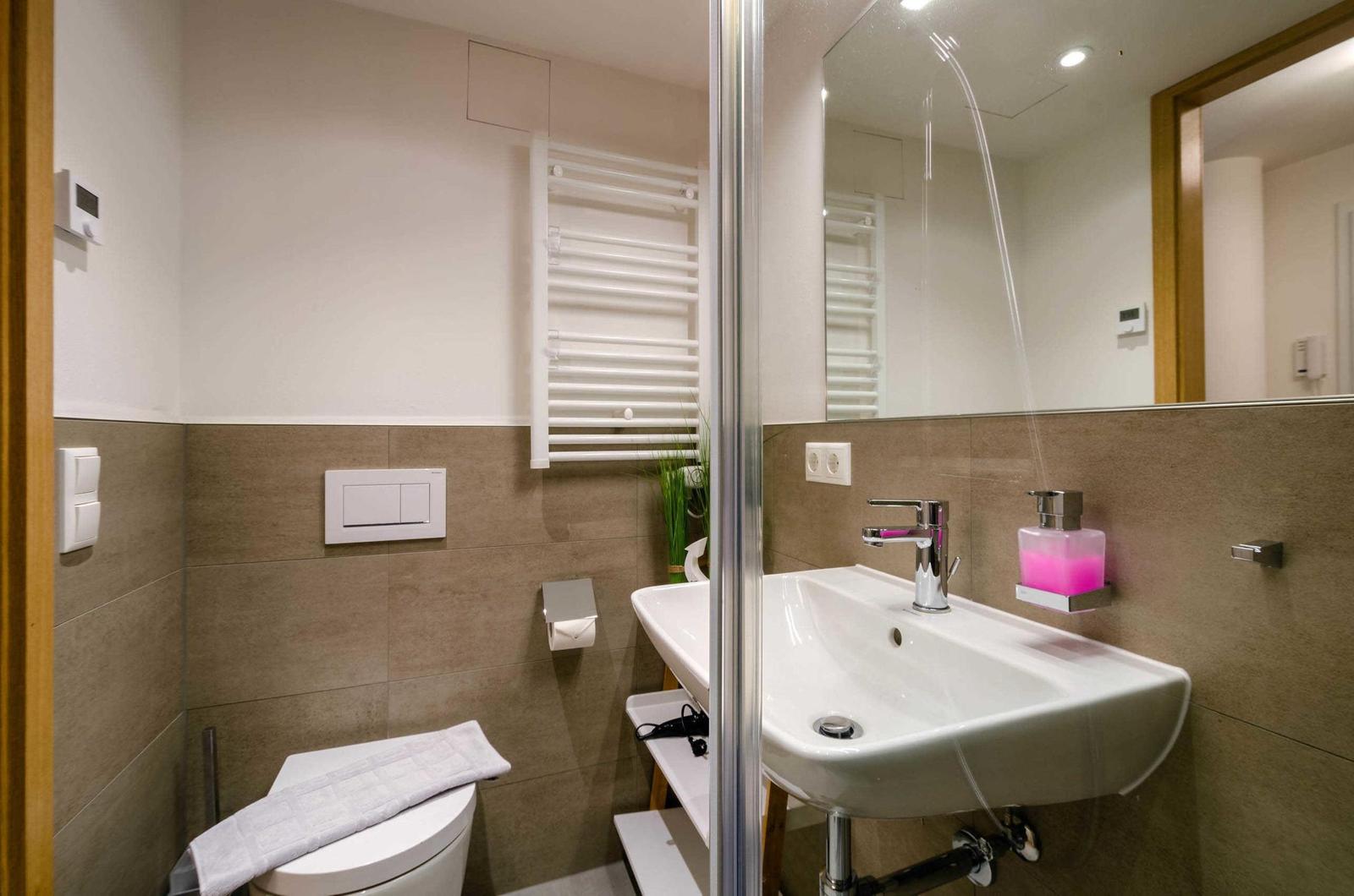 Badezimmer 2: Bad en Suite mit Dusche (Rainshower), Haartrockner, WC