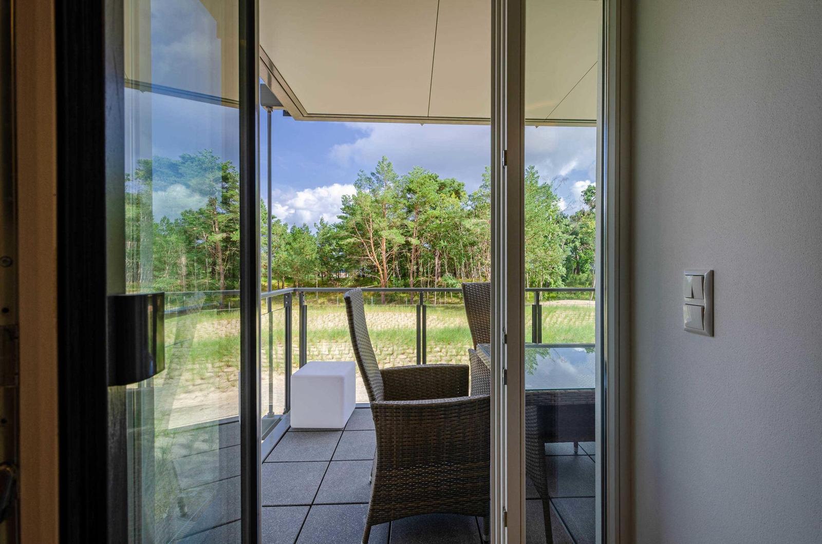 Terrasse mit Sitzgelegenheit und Blick auf Wald