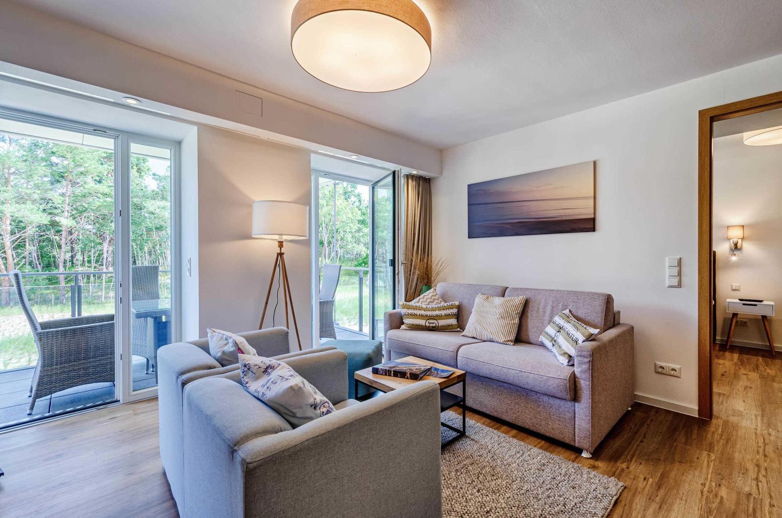 Wohnzimmer: Schlafcouch für 2 Pers., Smart-TV 55 Zoll, Essbereich, Zugang zum Balkon