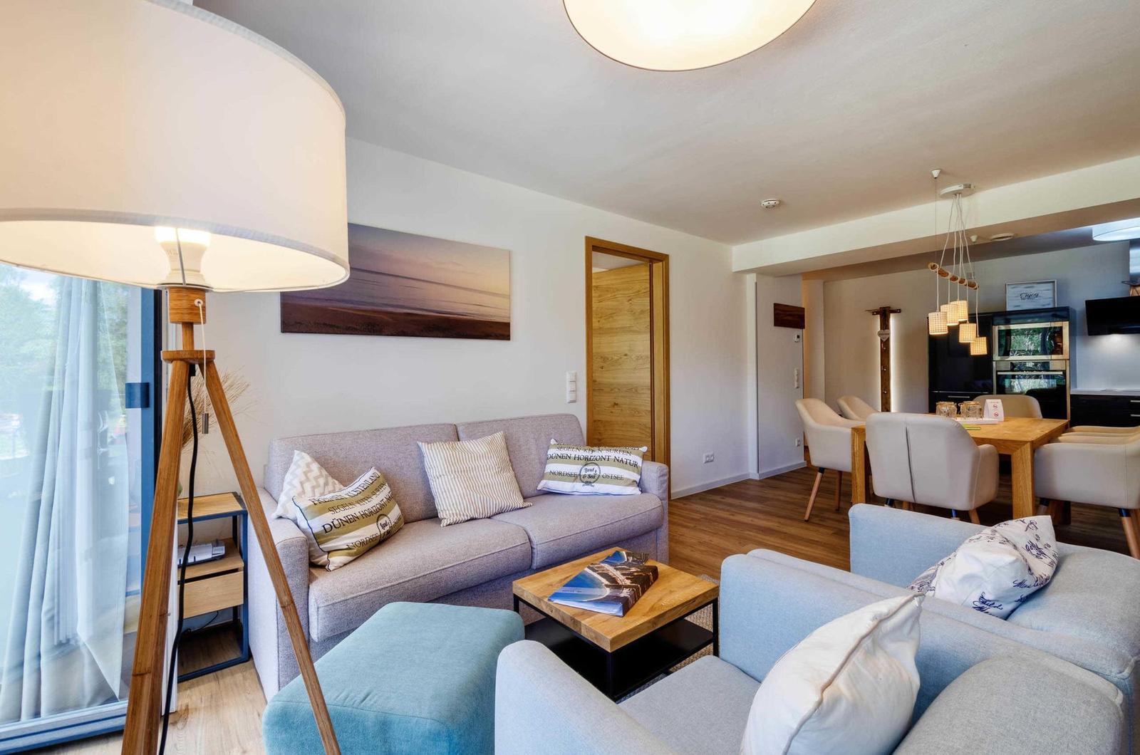 Wohnzimmer: Schlafcouch für 2 Pers., Smart-TV 55 Zoll, Essbereich, Zugang zum Balkon