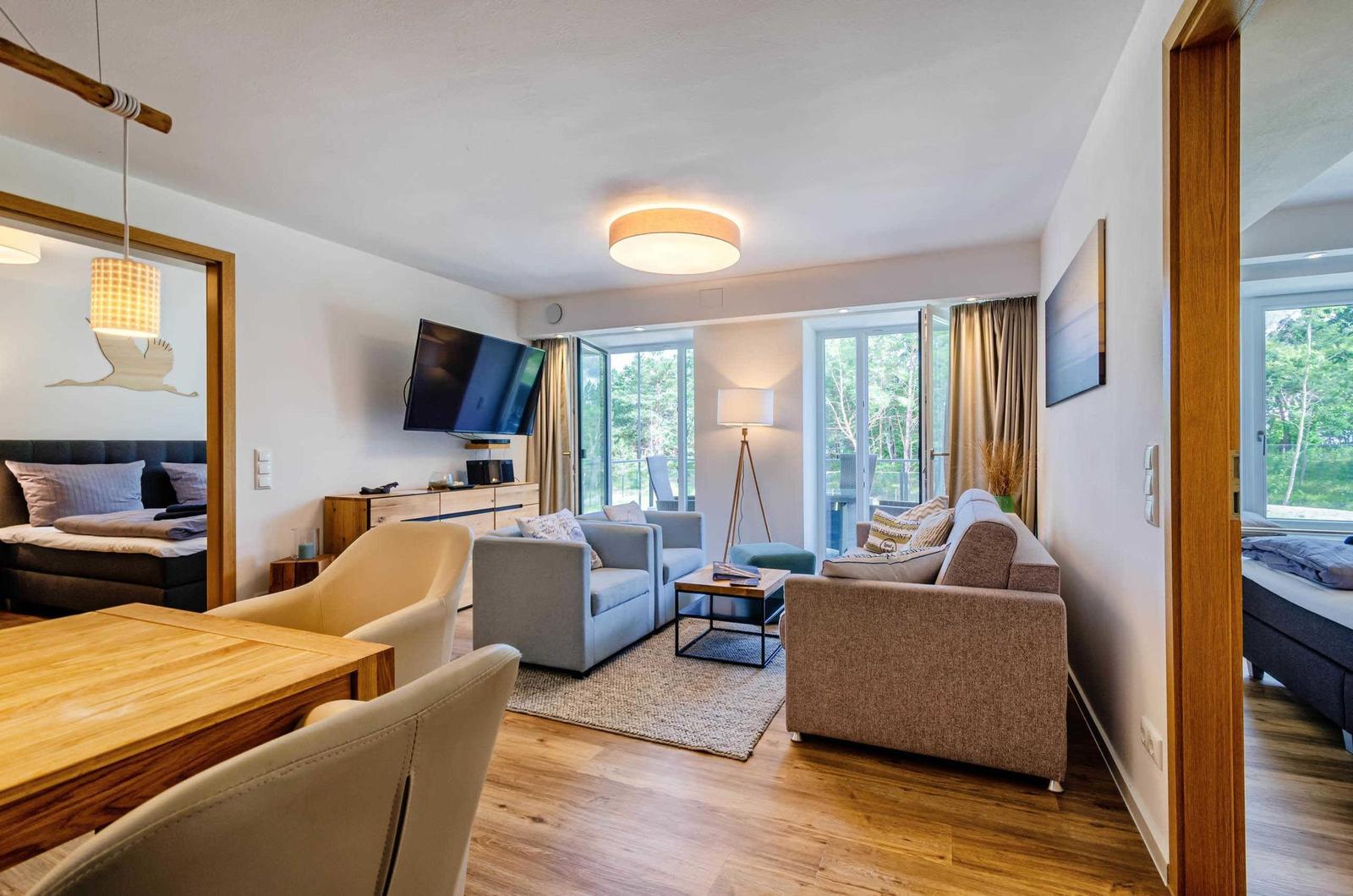 Wohnzimmer: Schlafcouch für 2 Pers., Smart-TV 55 Zoll, Essbereich, Zugang zum Balkon