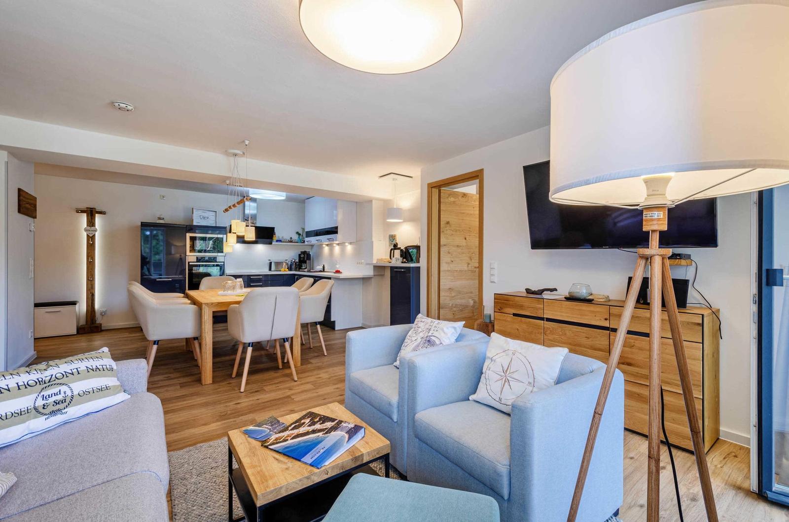 Wohnzimmer: Schlafcouch für 2 Pers., Smart-TV 55 Zoll, Essbereich, Zugang zum Balkon
