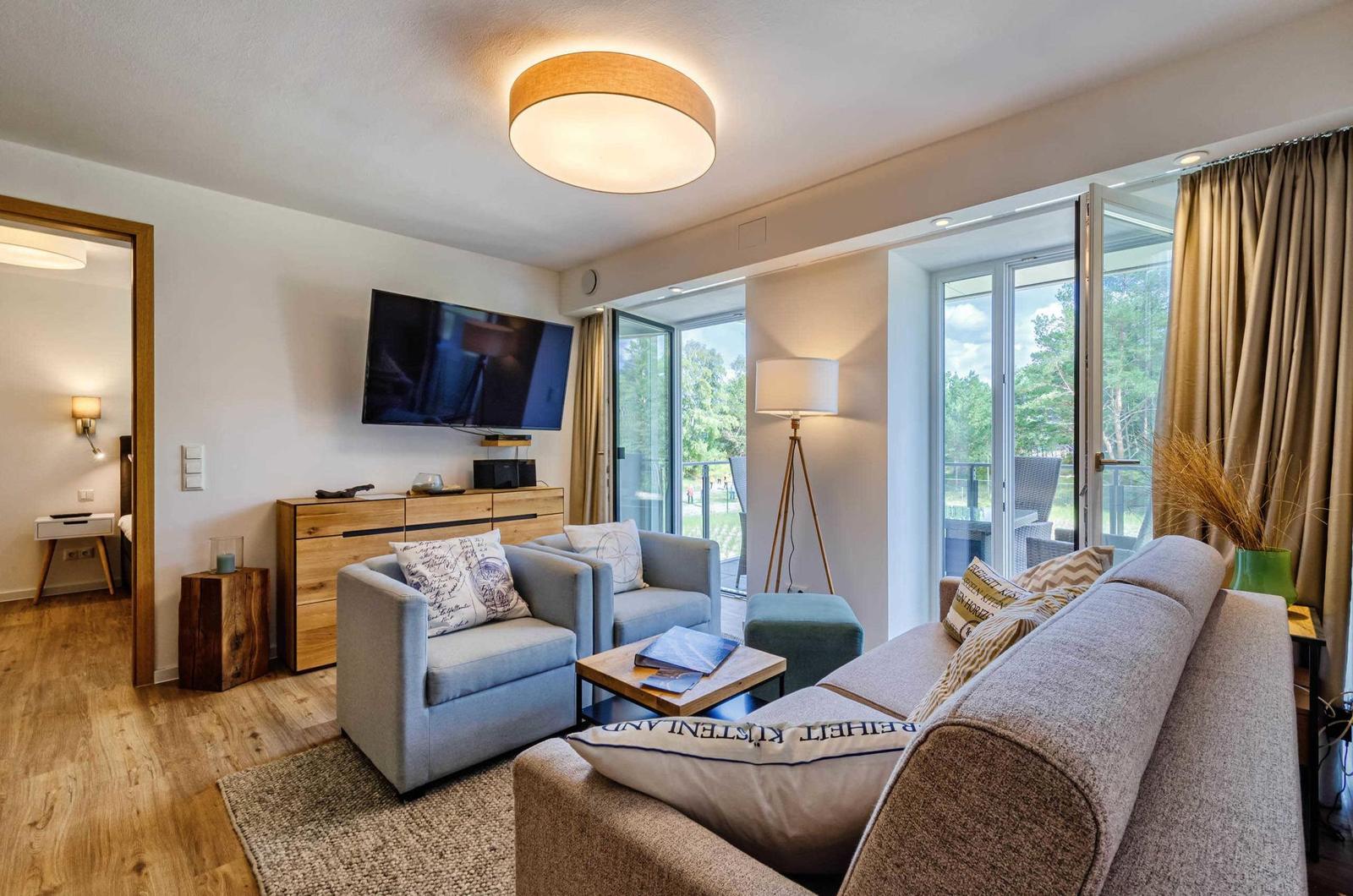 Wohnzimmer: Schlafcouch für 2 Pers., Smart-TV 55 Zoll, Essbereich, Zugang zum Balkon