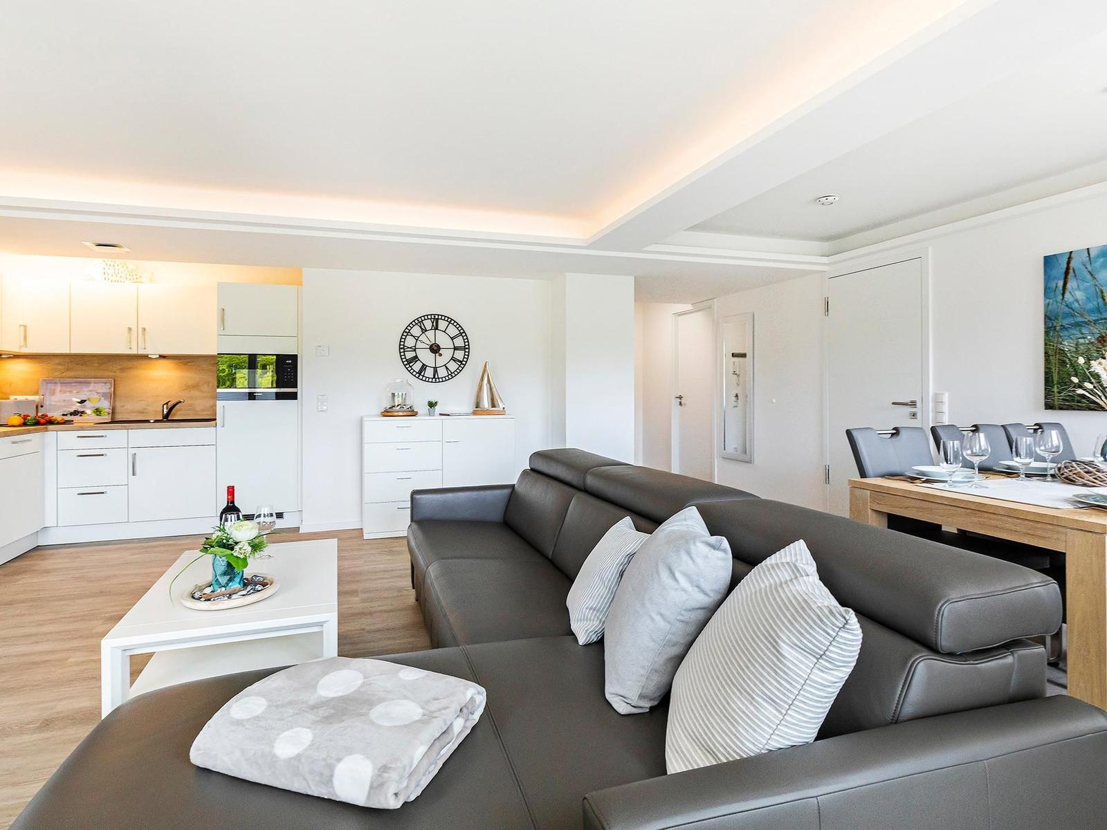Wohn/Essbereich: Schlafcouch für 2 Personen, TV, Zugang zum Balkon