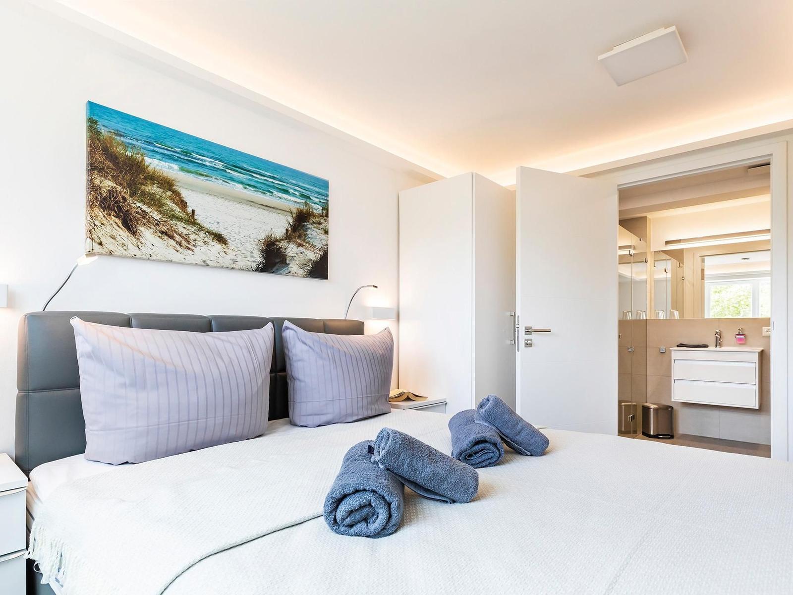 Schlafzimmer 1: Boxspringbett (180*200),allergikerfreundliche Betten, TV, Insektenschutz
