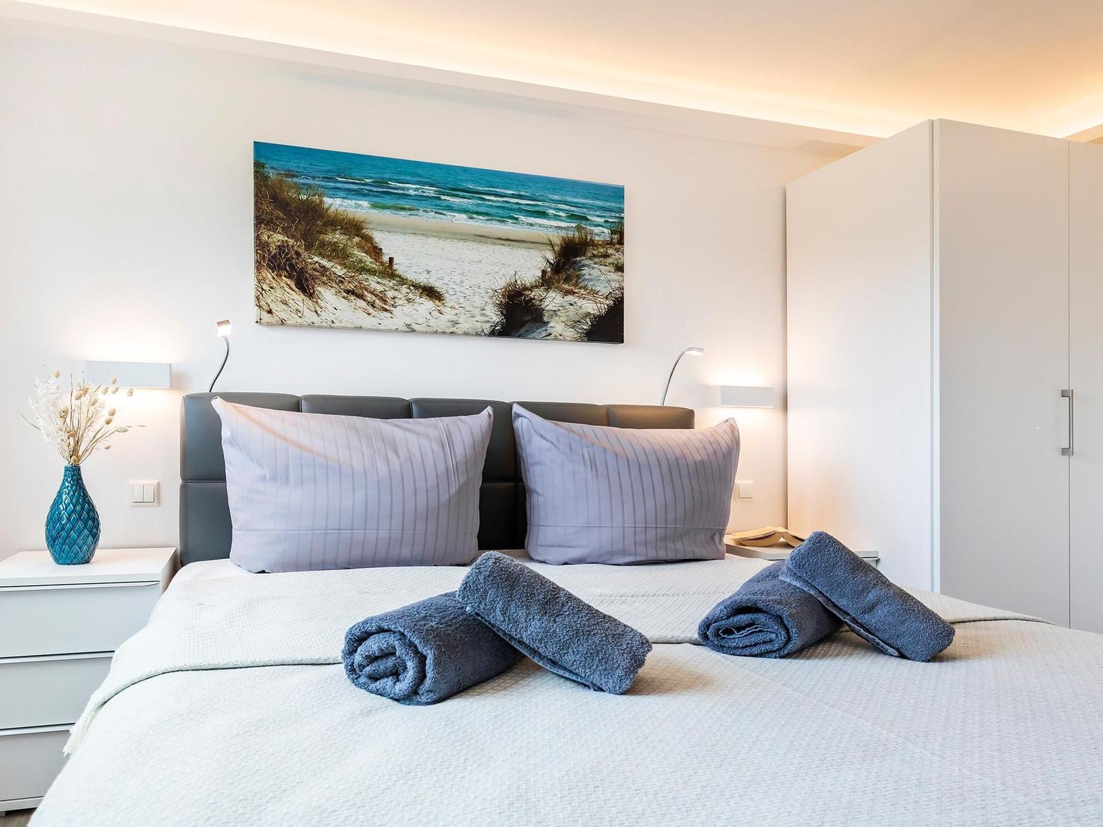 Schlafzimmer 1: Boxspringbett (180*200),allergikerfreundliche Betten, TV, Insektenschutz