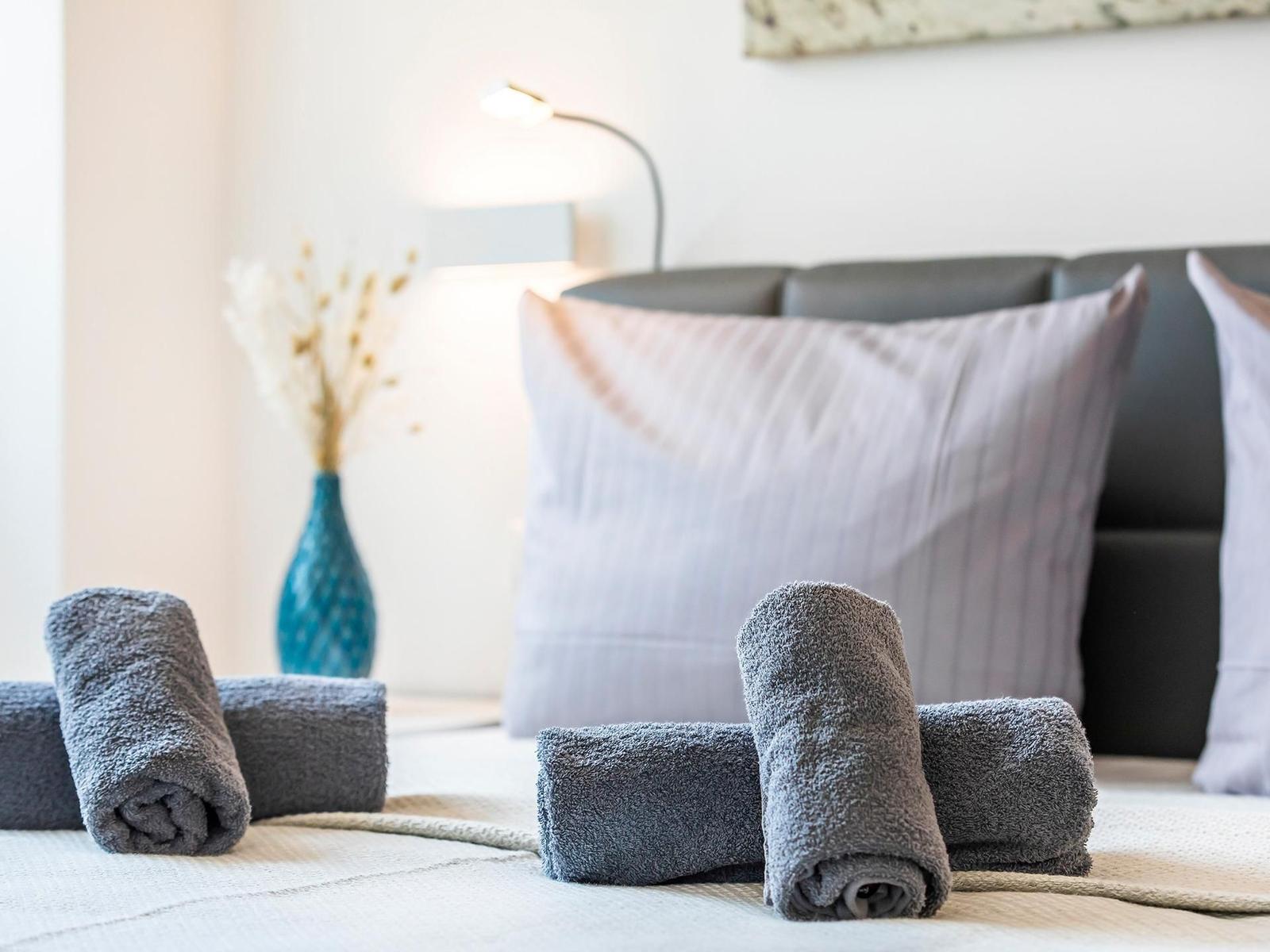 Schlafzimmer 1: Boxspringbett (180*200),allergikerfreundliche Betten, TV, Insektenschutz