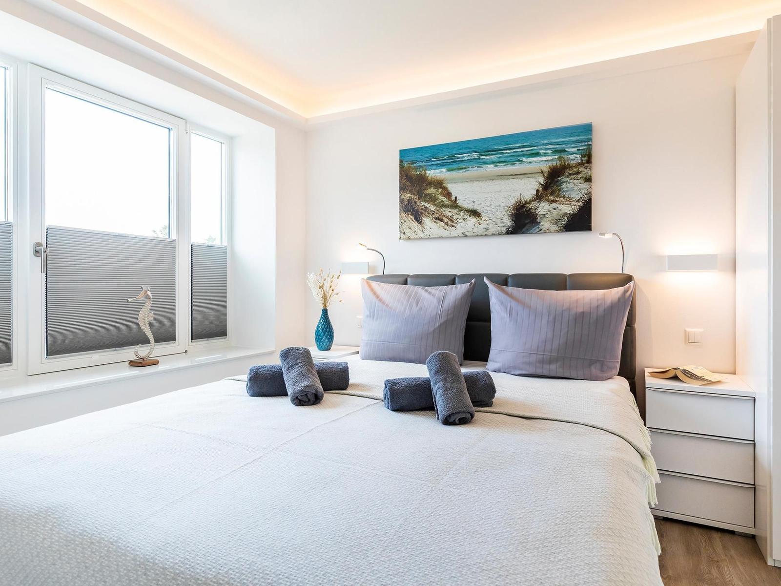 Schlafzimmer 1: Boxspringbett (180*200),allergikerfreundliche Betten, TV, Insektenschutz