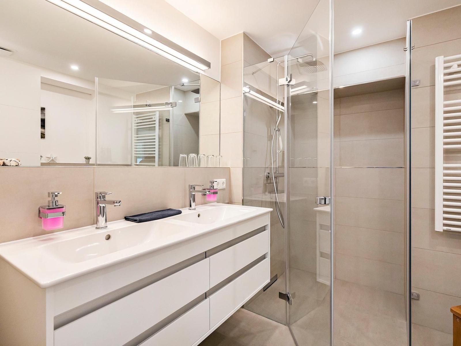 Badezimmer 1: Regendusche, Doppelwaschbecken, WC und Föhn