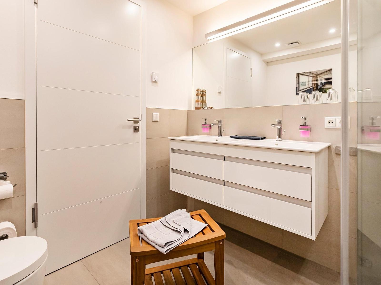 Badezimmer 1: Regendusche, Doppelwaschbecken, WC und Föhn