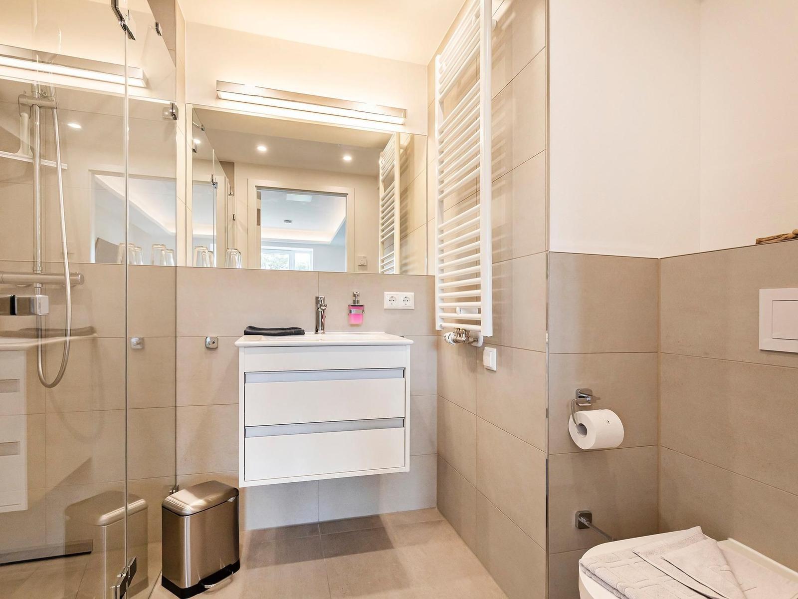 Badezimmer 2: Regendusche, Waschbecken, WC und Föhn