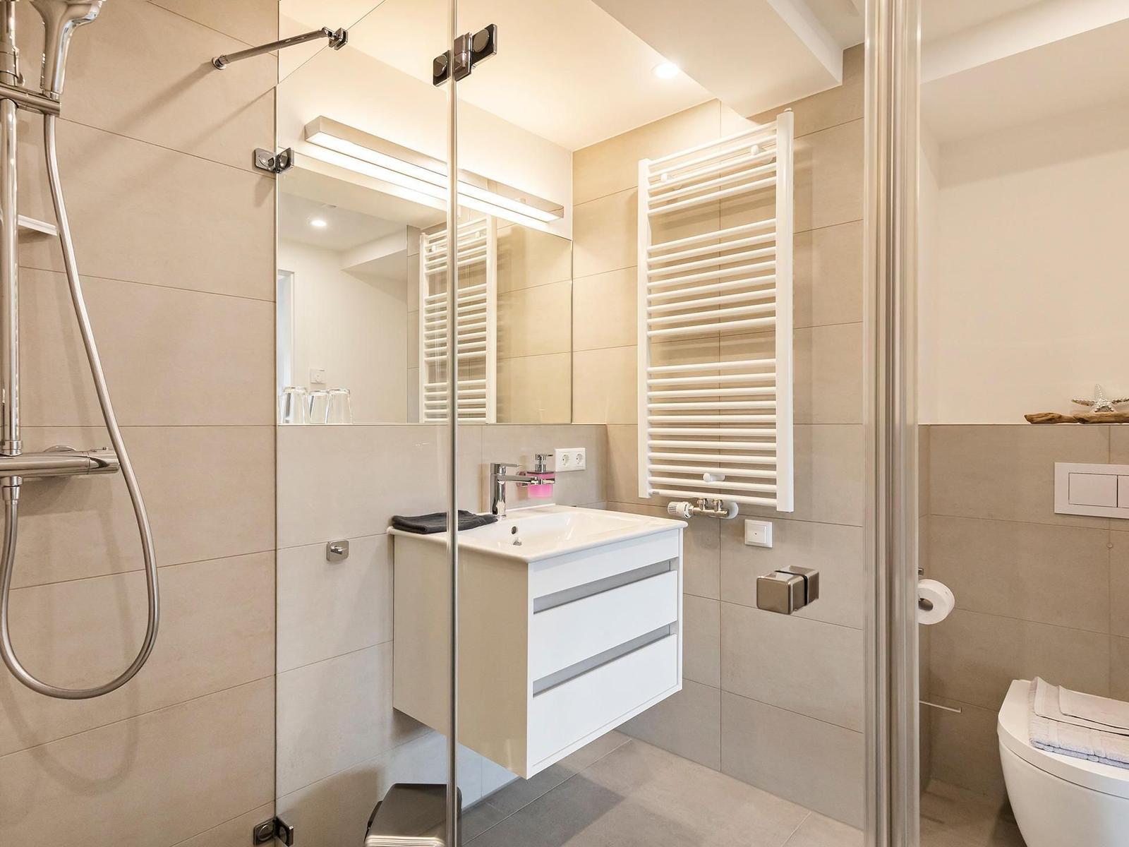 Badezimmer 2: Regendusche, Waschbecken, WC und Föhn