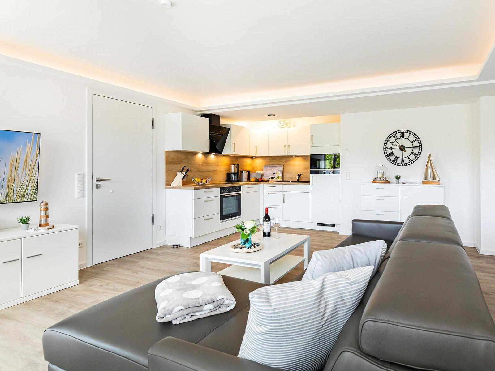 Wohn/Essbereich: Schlafcouch für 2 Personen, TV, Zugang zum Balkon