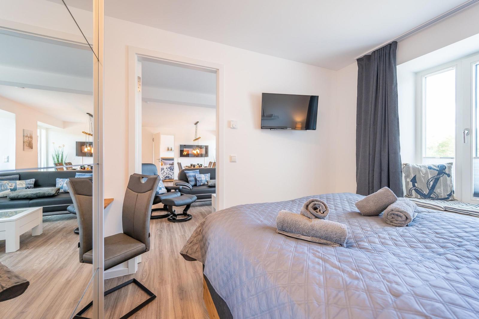 Schlafzimmer 1: Doppelbett (160x200), Kleiderschrank, Smart-TV, Schreibtisch