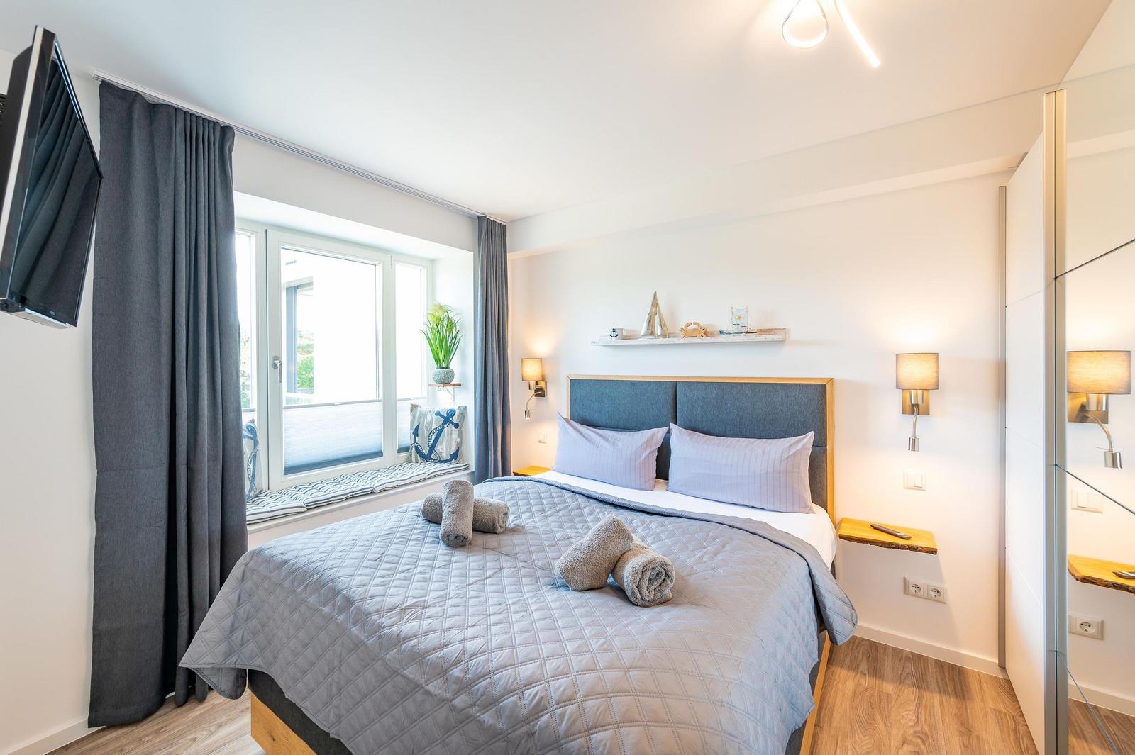 Schlafzimmer 1: Doppelbett (160x200), Kleiderschrank, Smart-TV, Schreibtisch