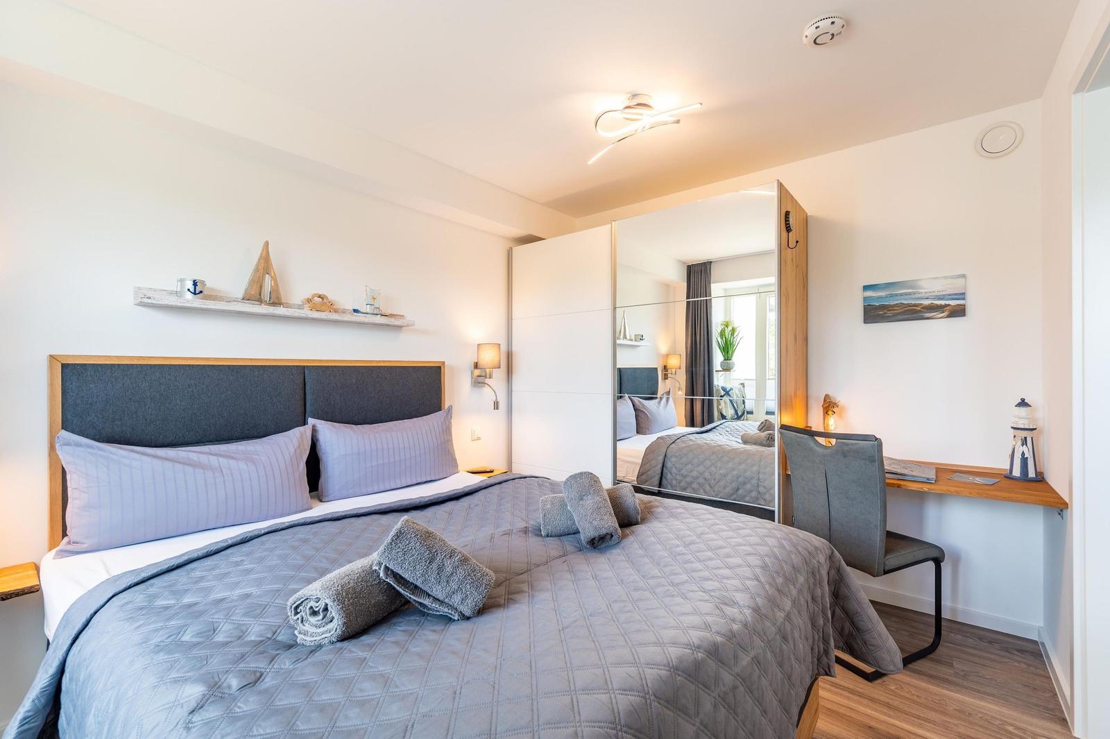 Schlafzimmer 1: Doppelbett (160x200), Kleiderschrank, Smart-TV, Schreibtisch