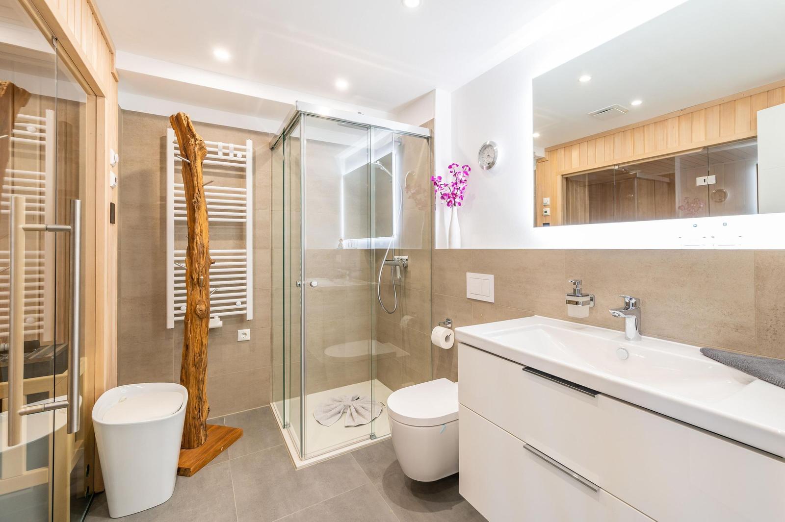 Badezimmer 1: Regendusche, WC, Haartrockner