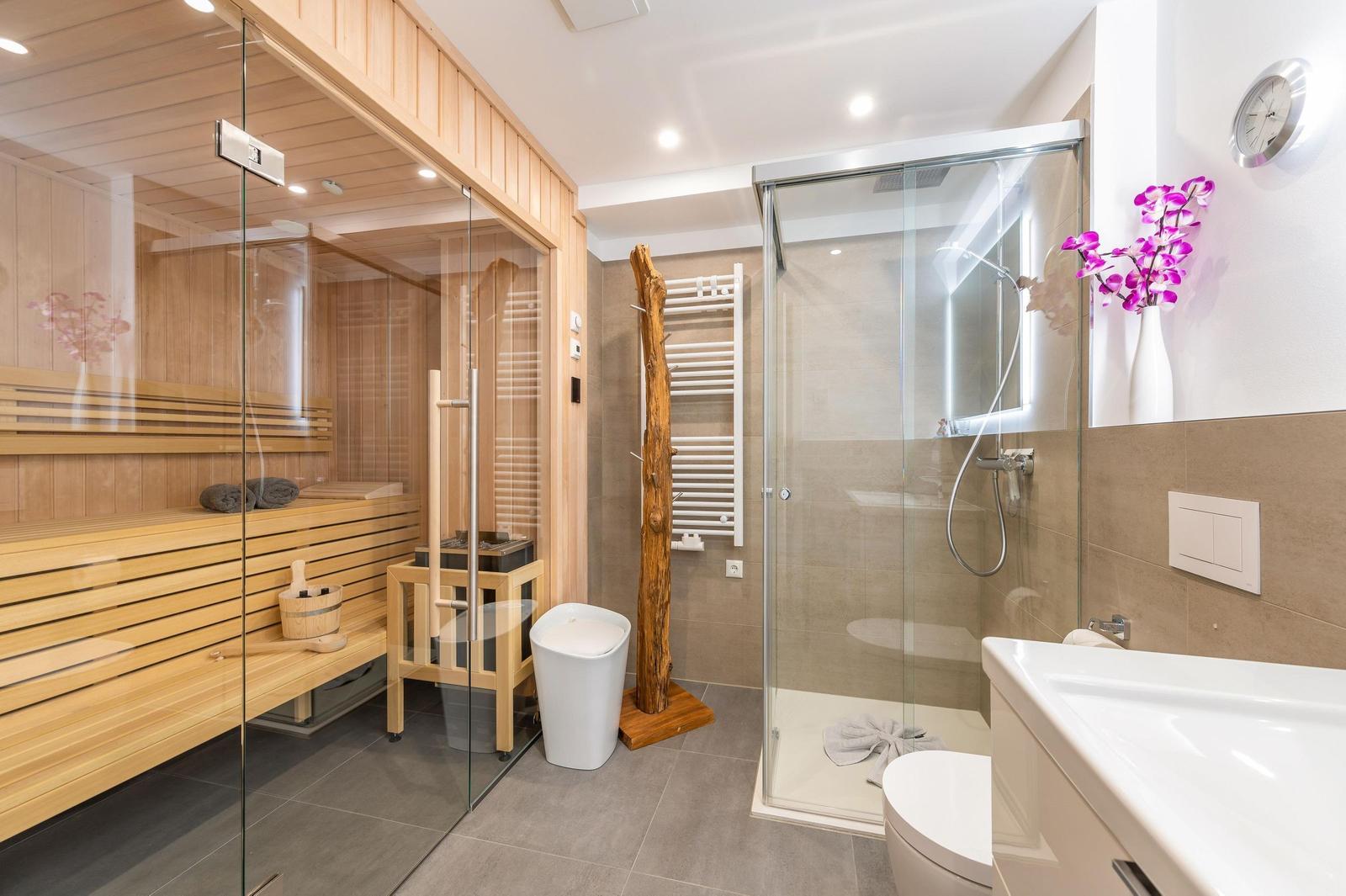 Badezimmer 1: Regendusche, WC, Haartrockner