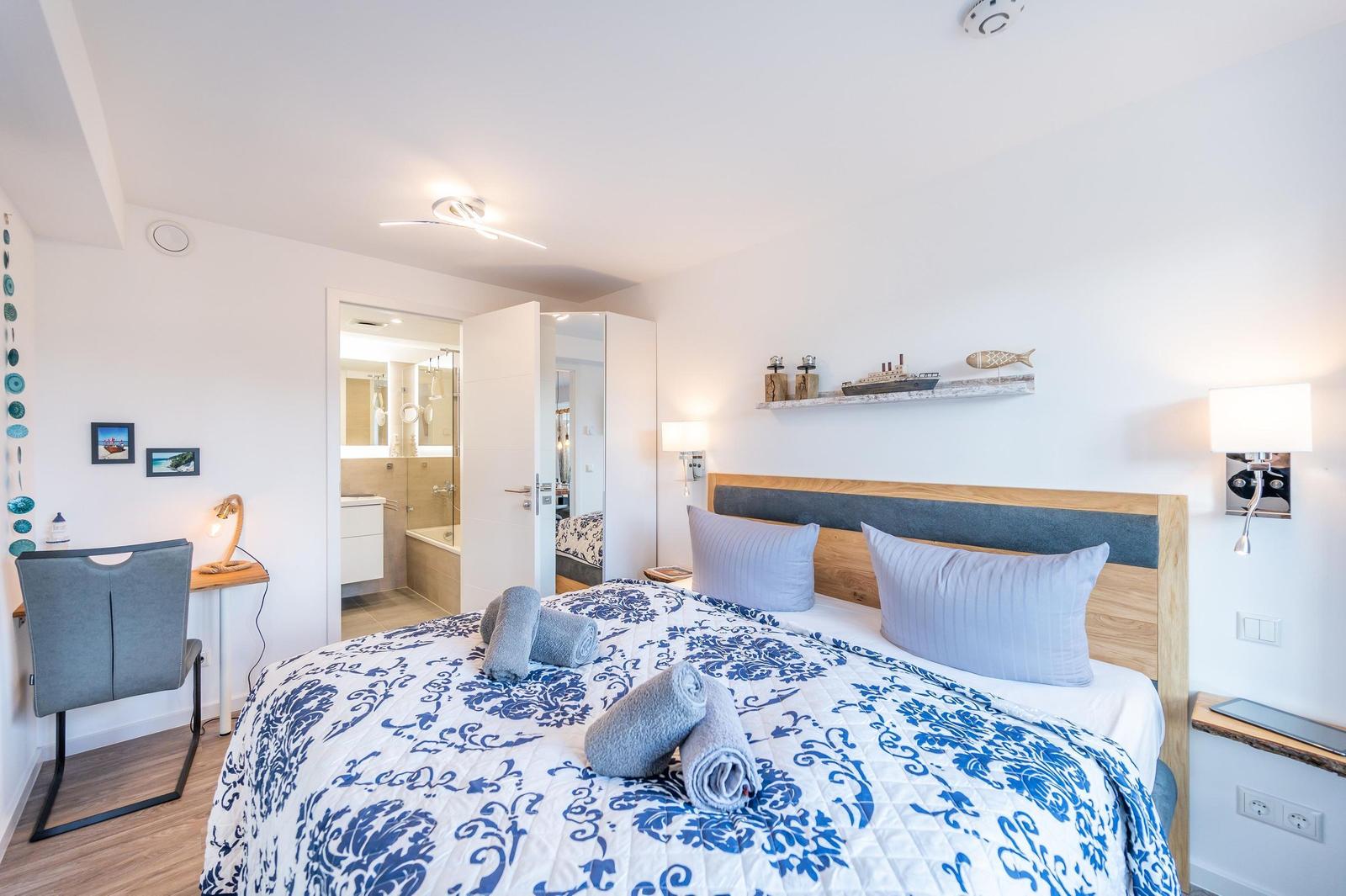 Schlafzimmer 2: Doppelbett (180x200), Smart-TV, Kleiderschrank, Schreibtisch