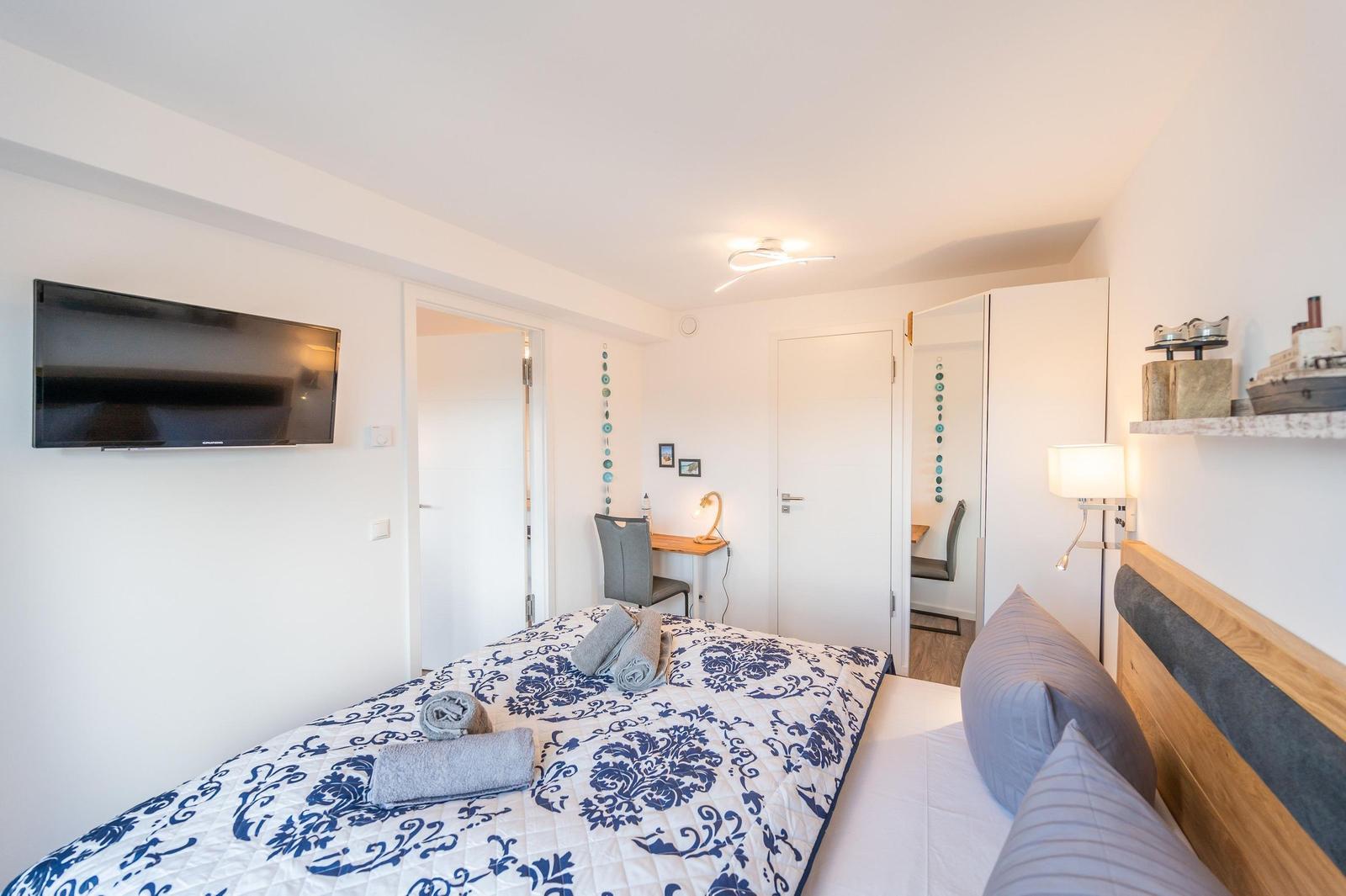 Schlafzimmer 2: Doppelbett (180x200), Smart-TV, Kleiderschrank, Schreibtisch