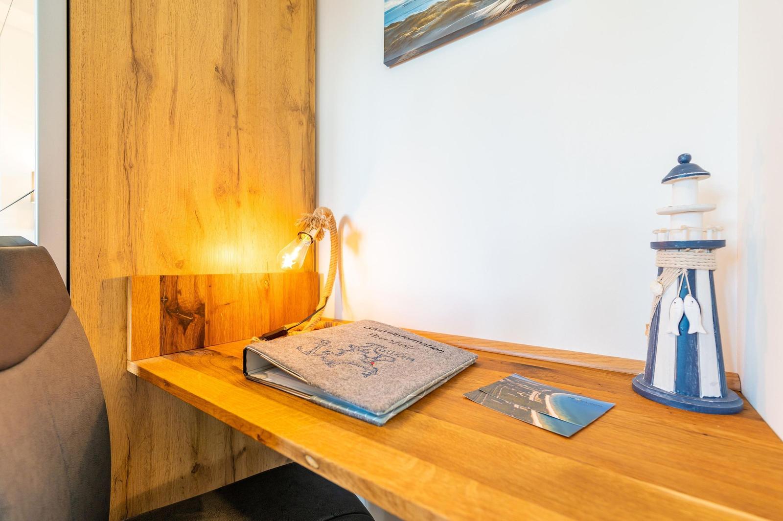 Schlafzimmer 1: Schreibtisch