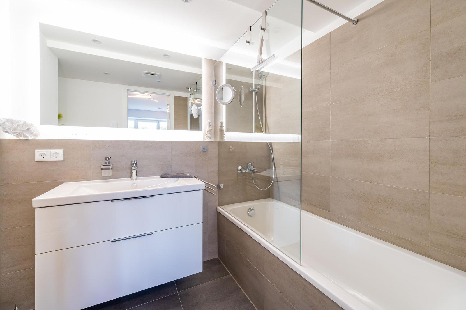 Badezimmer 2: Badewanne mit Dusche, WC, Haartrockner