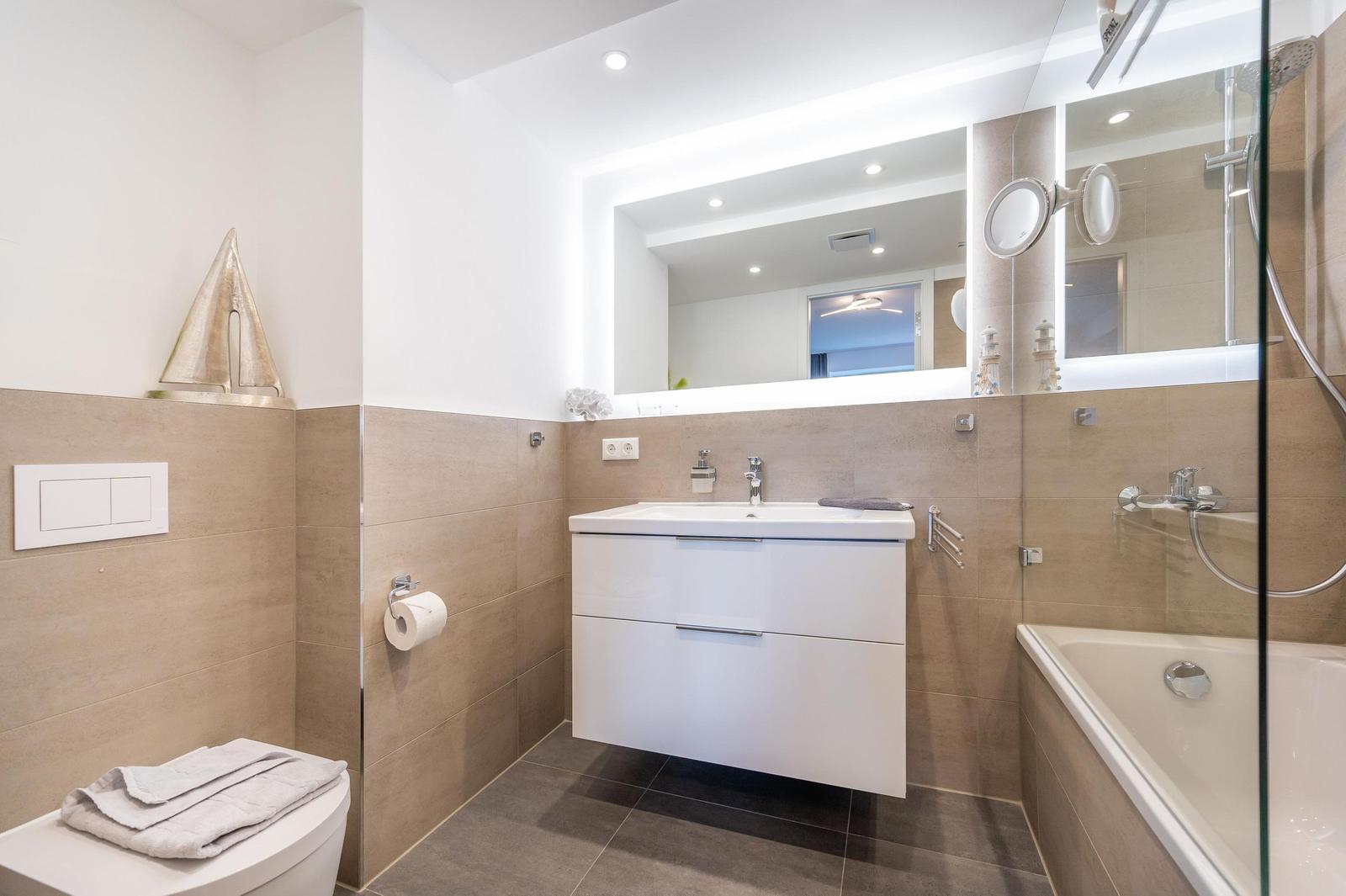 Badezimmer 2: Badewanne mit Dusche, WC, Haartrockner