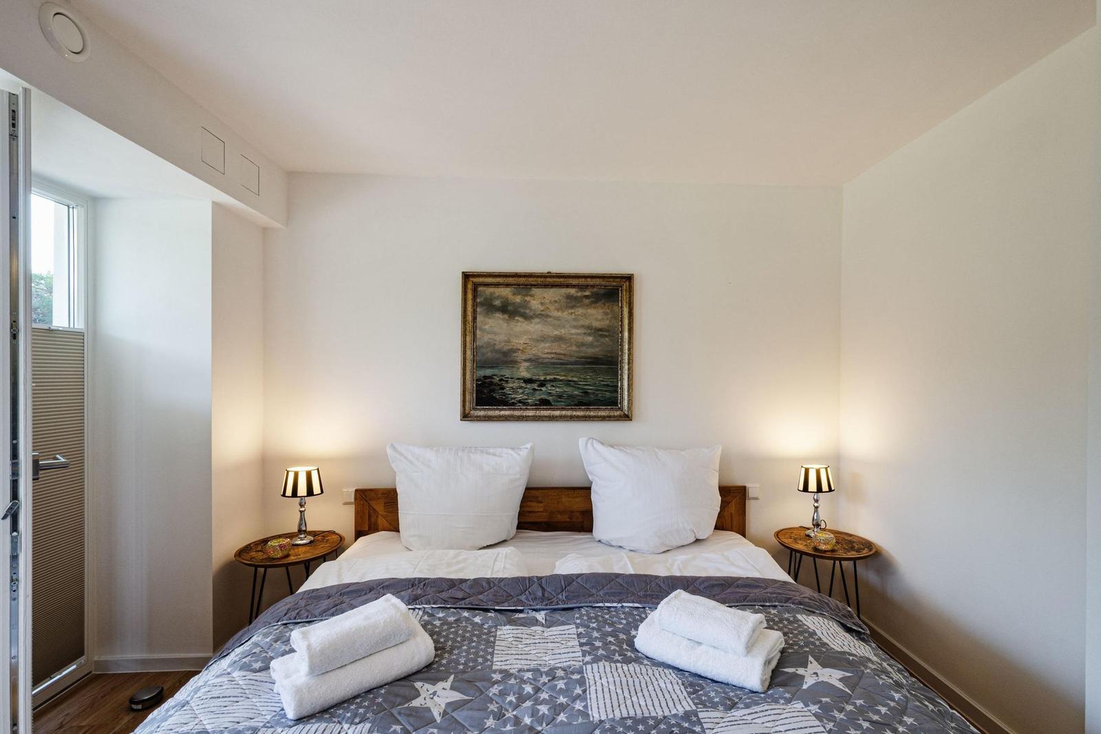 Schlafzimmer 1: 1 Doppelbett (180x200), TV, Zugang zum Balkon