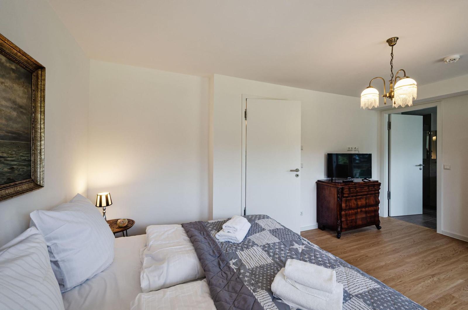 Schlafzimmer 1: 1 Doppelbett (180x200), TV, Zugang zum Balkon