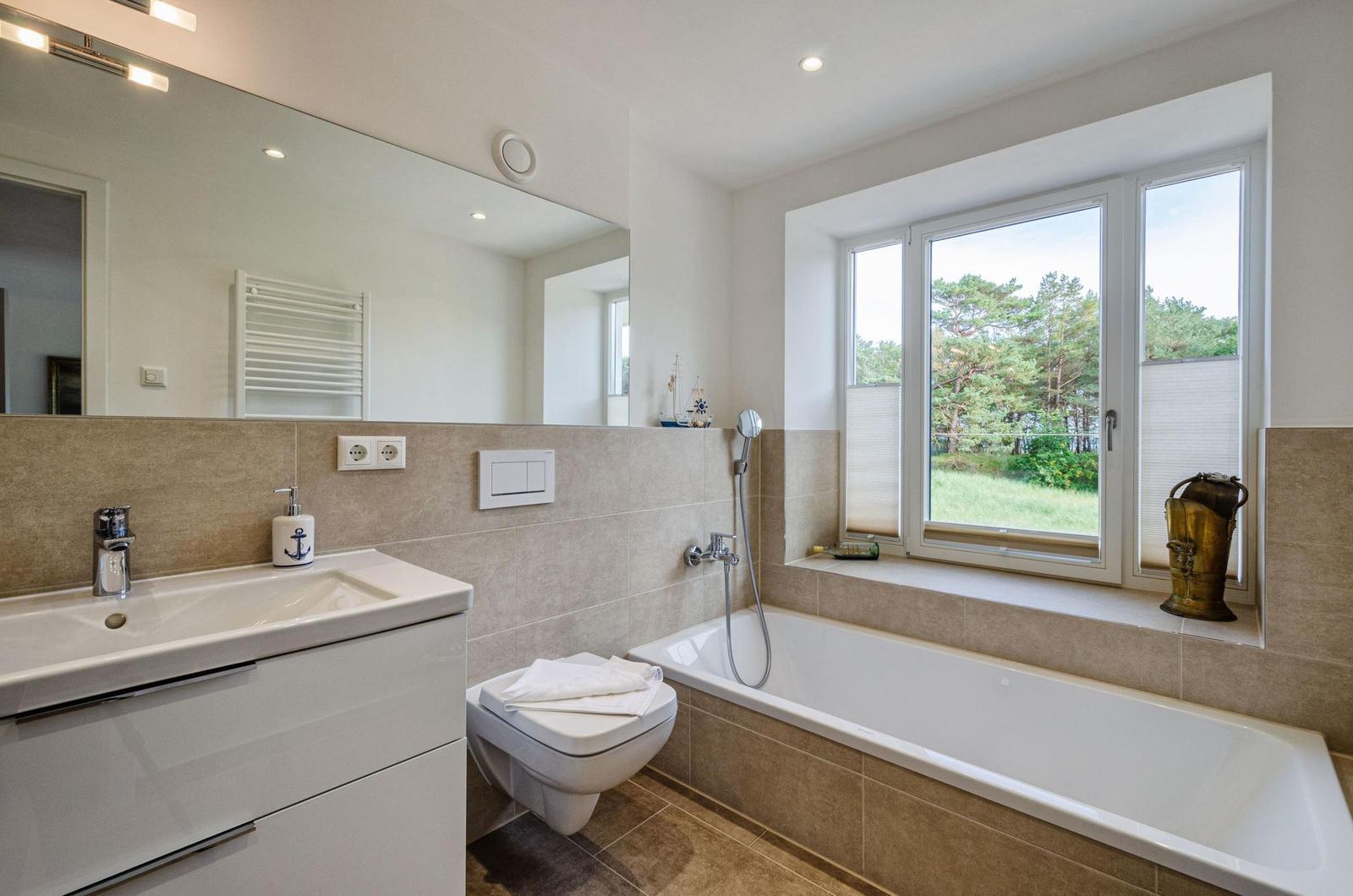 Badezimmer 1: Badezimmer mit Dusche und Badewanne, Haartrockner