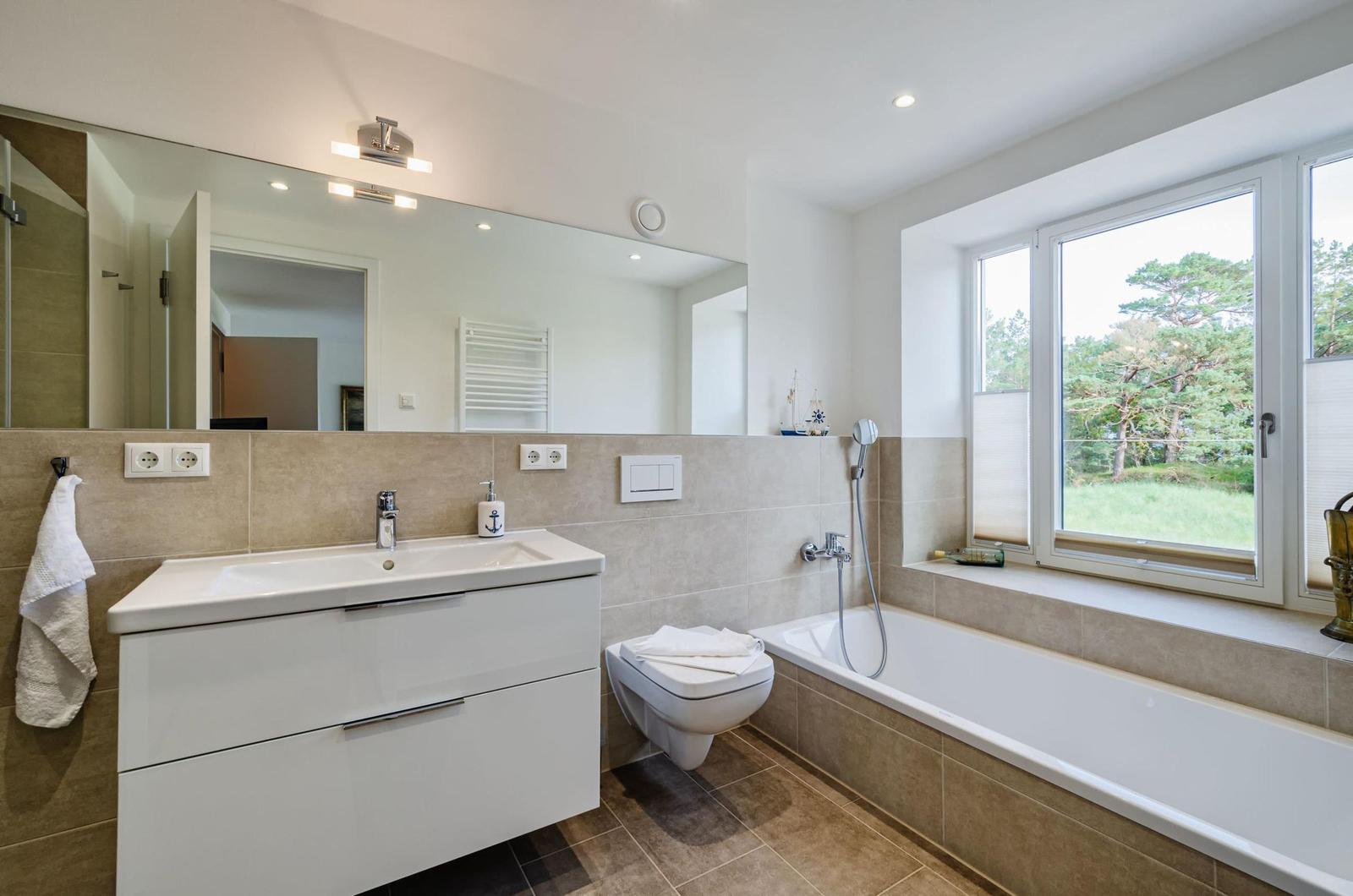 Badezimmer 1: Badezimmer mit Dusche und Badewanne, Haartrockner