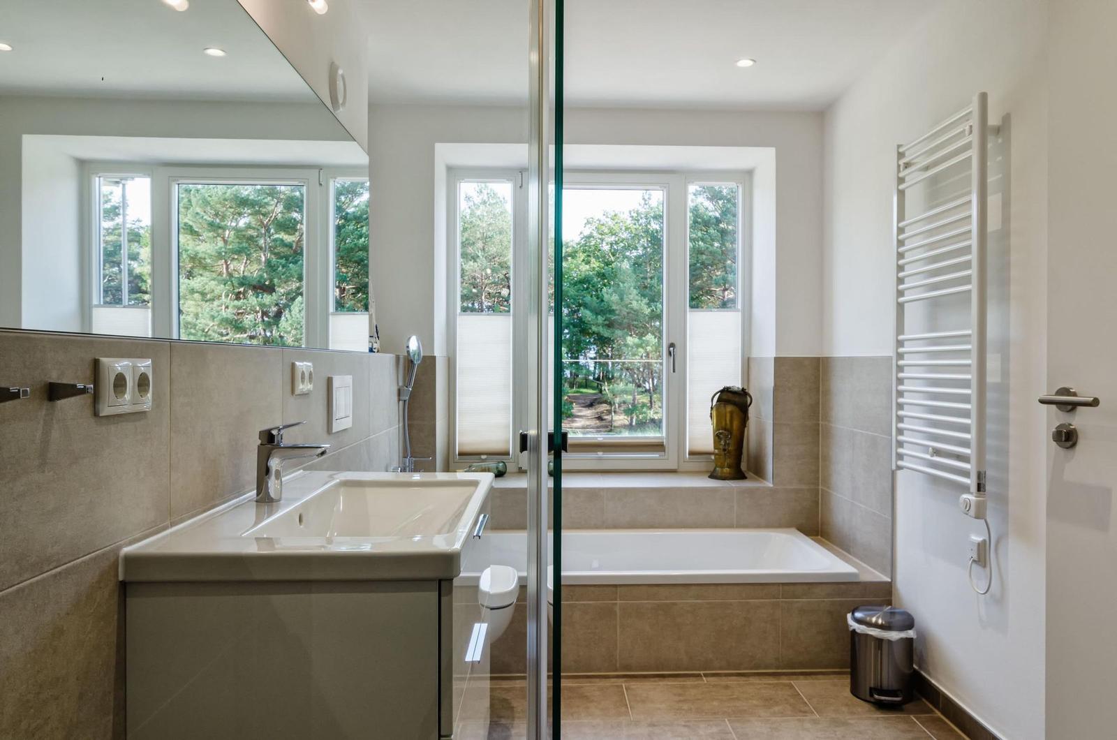 Badezimmer 1: Badezimmer mit Dusche und Badewanne, Haartrockner
