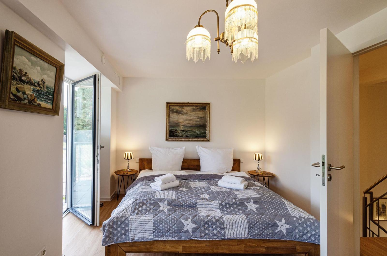 Schlafzimmer 1: 1 Doppelbett (180x200), TV, Zugang zum Balkon