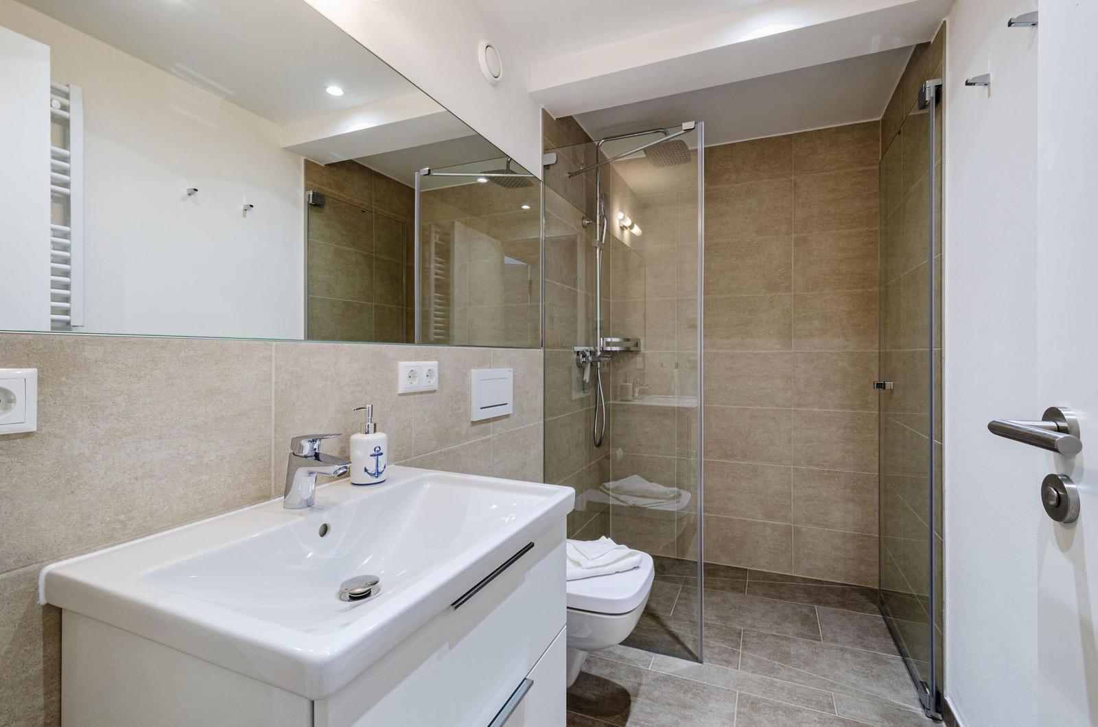 Badezimmer 2: Badezimmer mit Dusche, Haartrockner