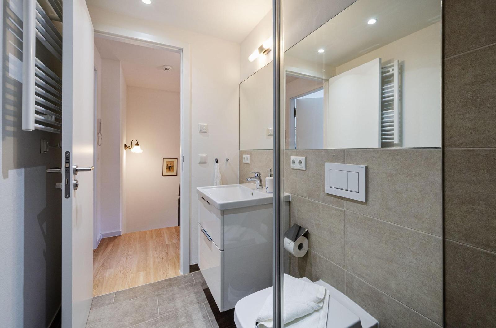 Badezimmer 2: Badezimmer mit Dusche, Haartrockner