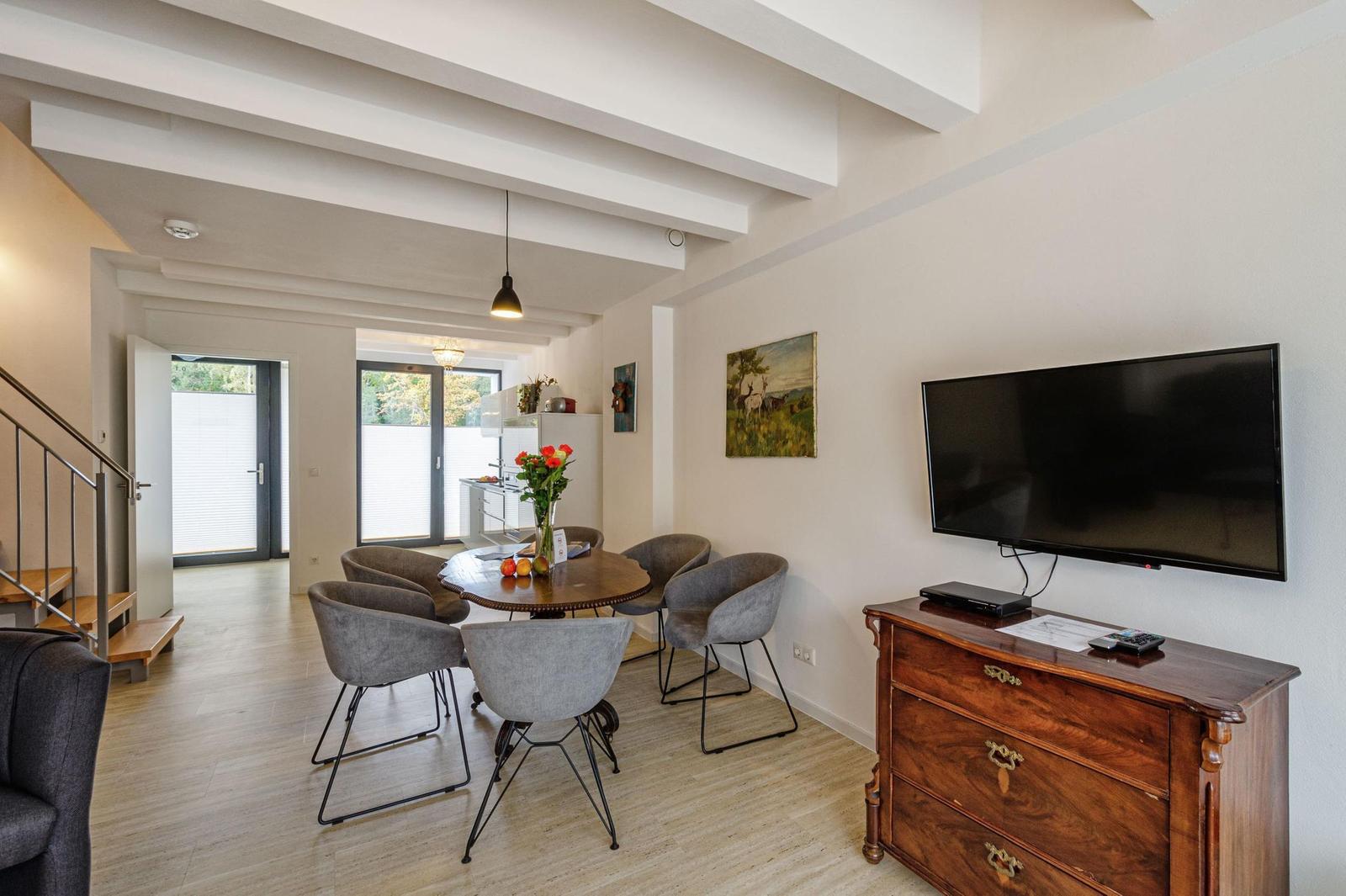 Wohnzimmer: Sofa, TV, Zugang zur Terrasse