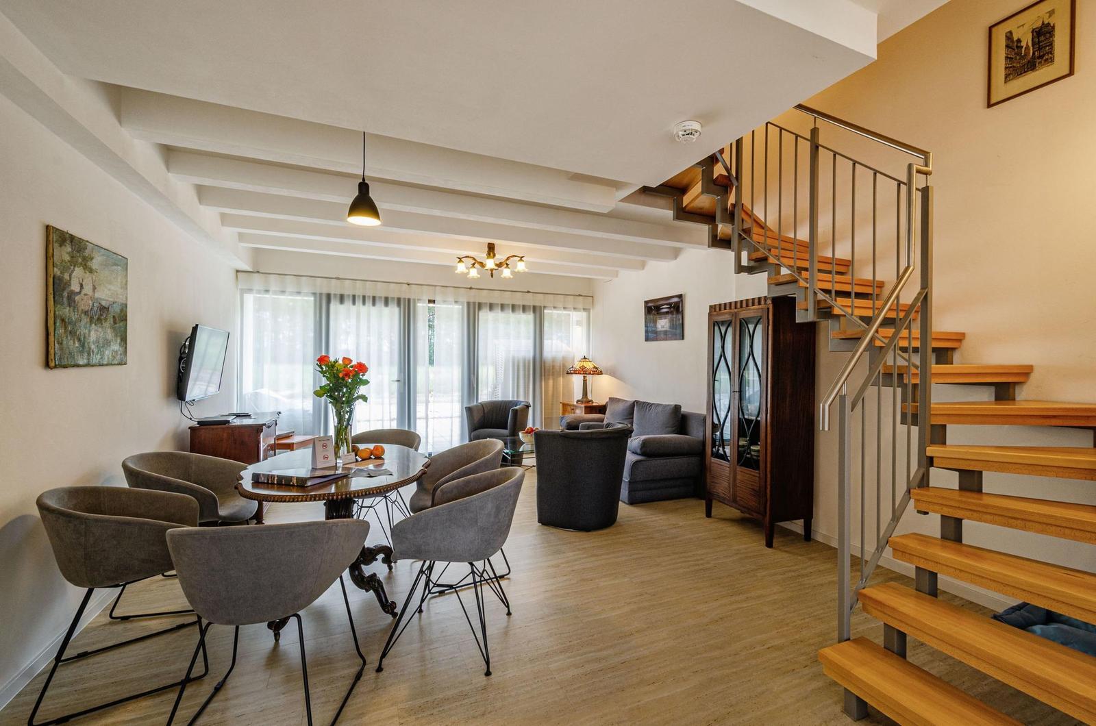 Wohnzimmer: Sofa, TV, Zugang zur Terrasse