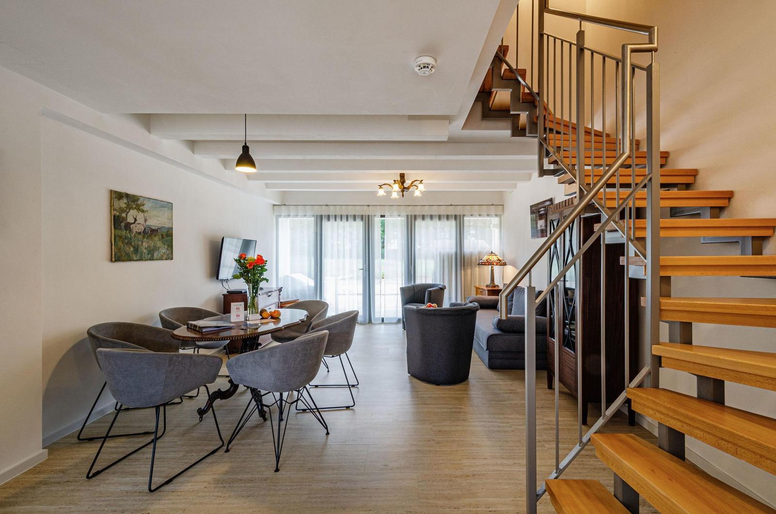 Wohnzimmer: Sofa, TV, Zugang zur Terrasse