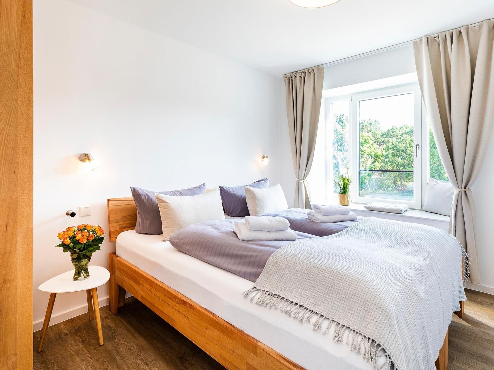 Schlafzimmer 1: Doppelbett (180x200), TV, Kleiderschrank