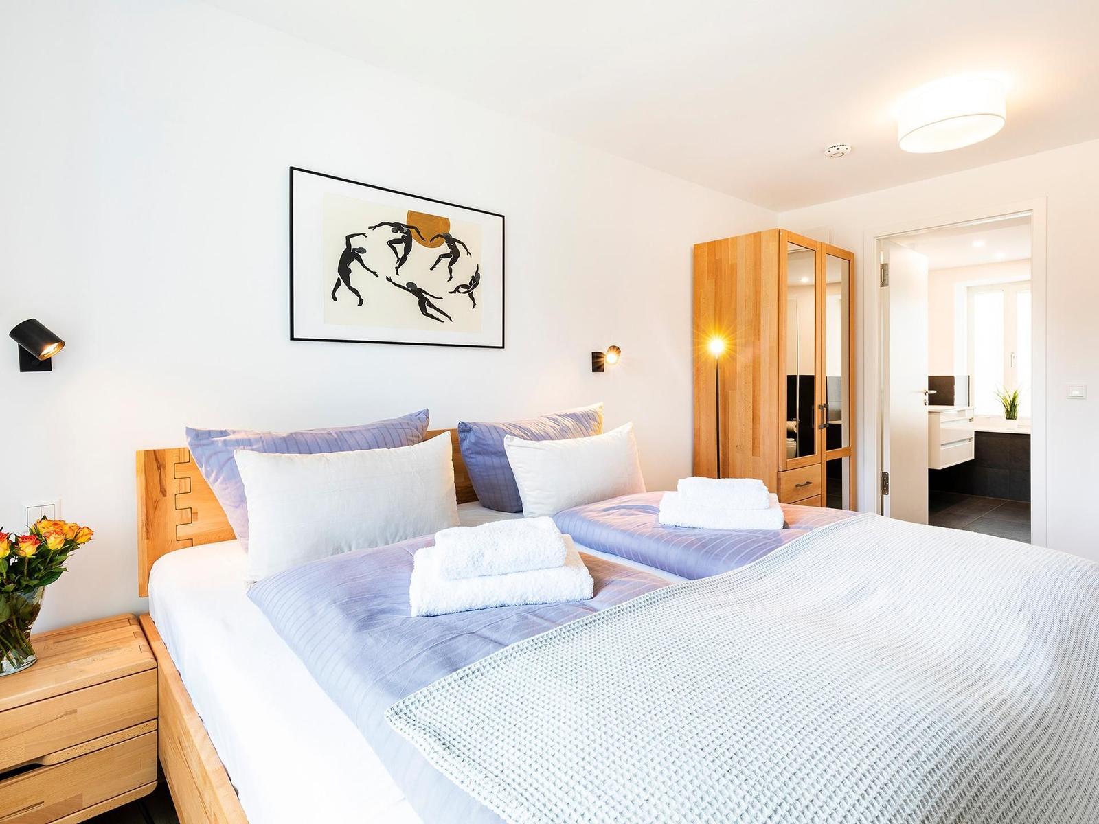 Schlafzimmer 1: Doppelbett (180x200), TV, Kleiderschrank