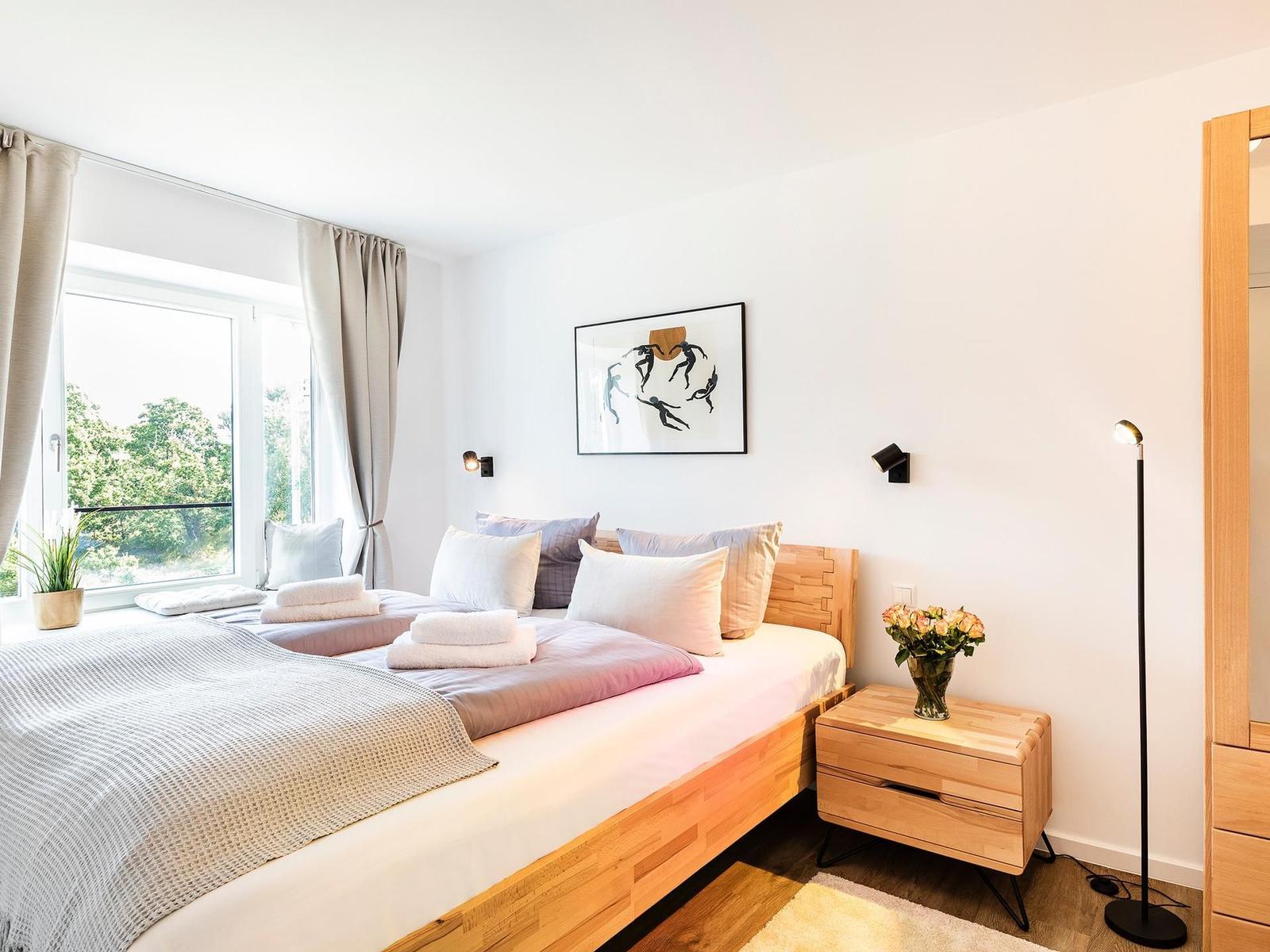 Schlafzimmer 1: Doppelbett (180x200), TV, Kleiderschrank