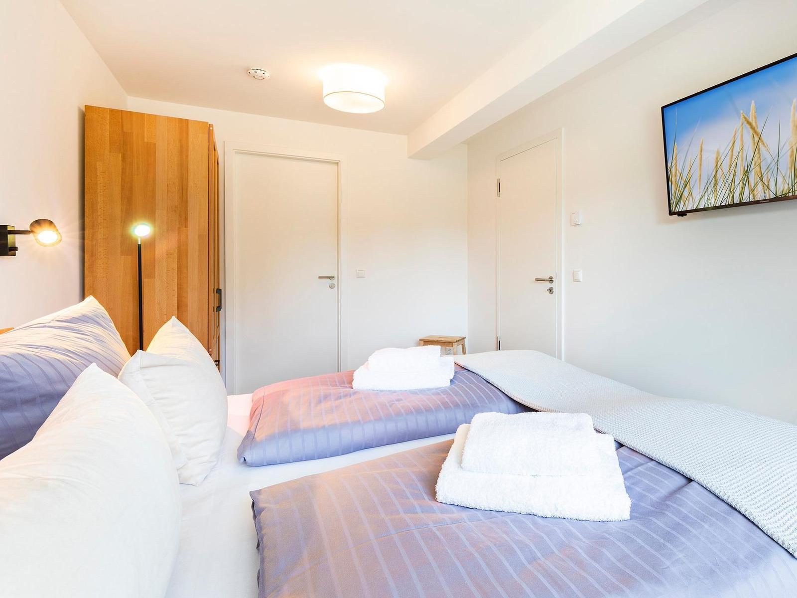 Schlafzimmer 2: 2 Einzelbetten (90x200), TV, Kleiderschrank