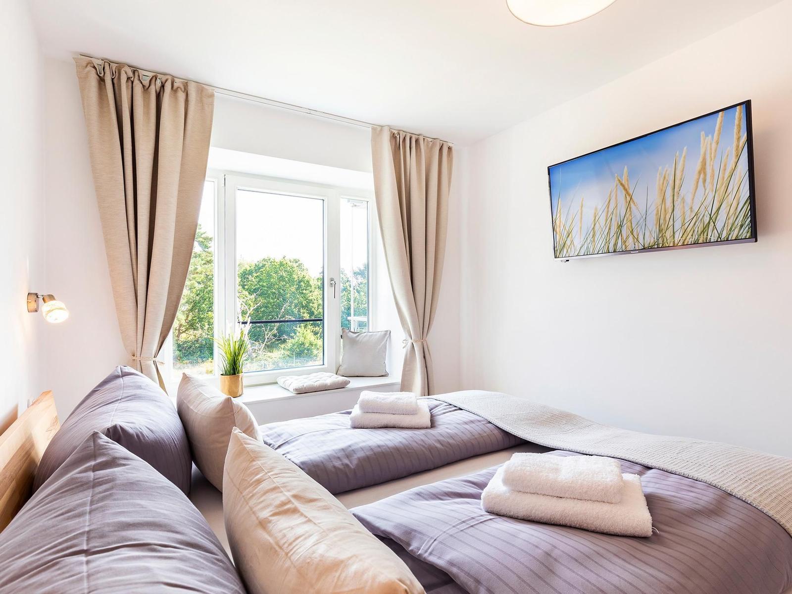 Schlafzimmer 2: 2 Einzelbetten (90x200), TV, Kleiderschrank