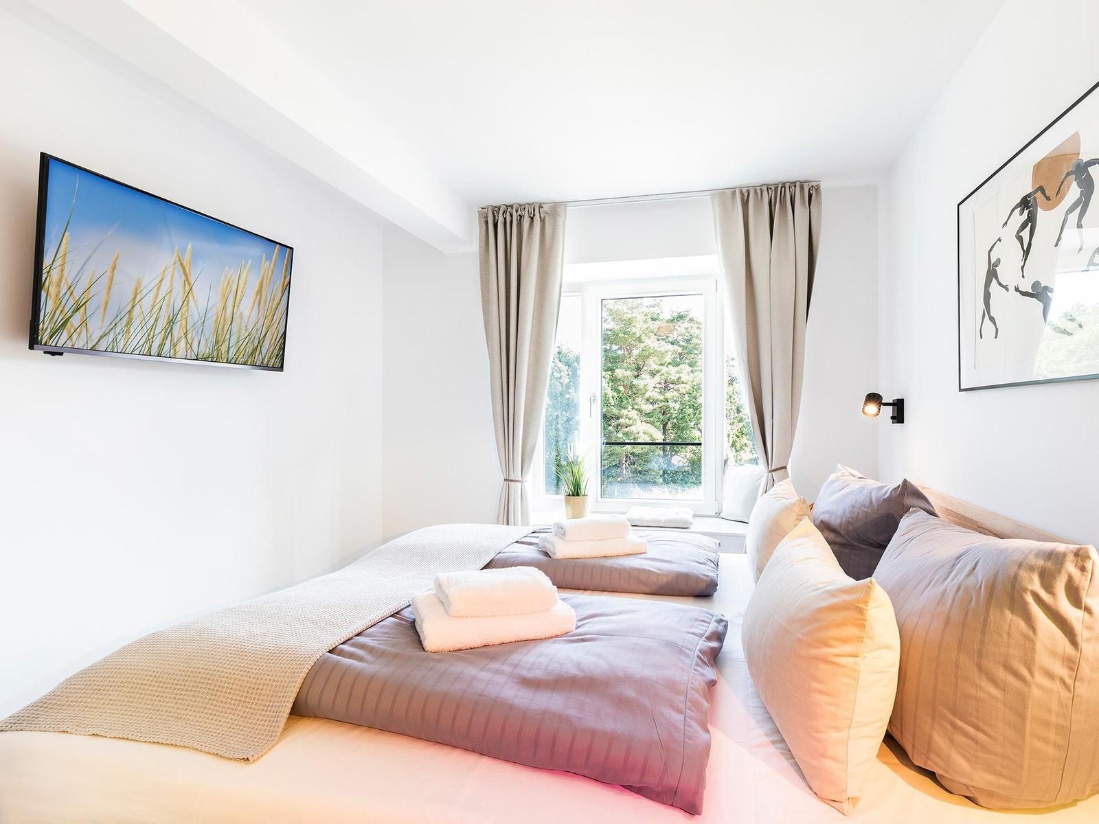 Schlafzimmer 2: 2 Einzelbetten (90x200), TV, Kleiderschrank