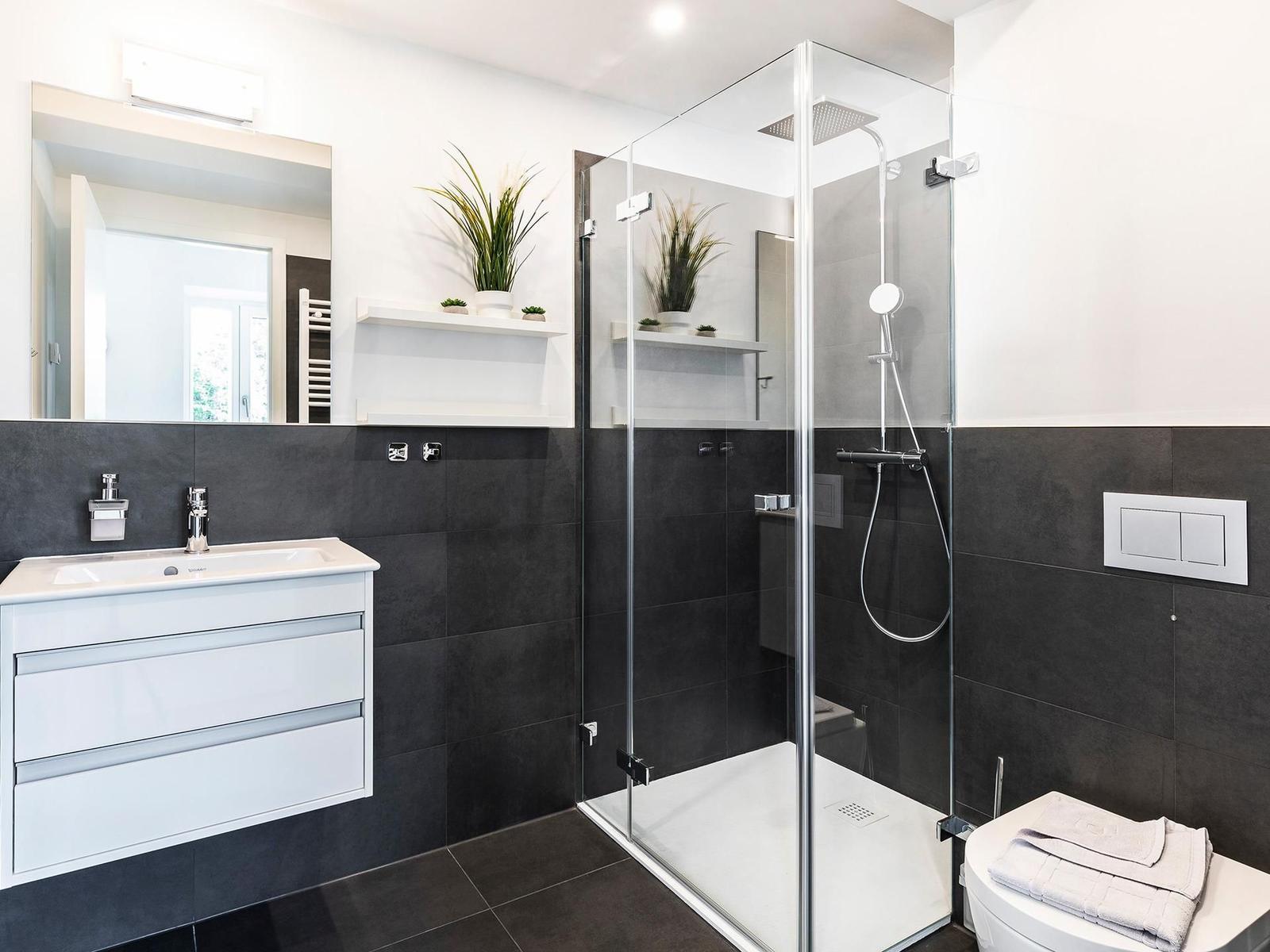 Badezimmer 1: Regendusche, WC, Haartrockner