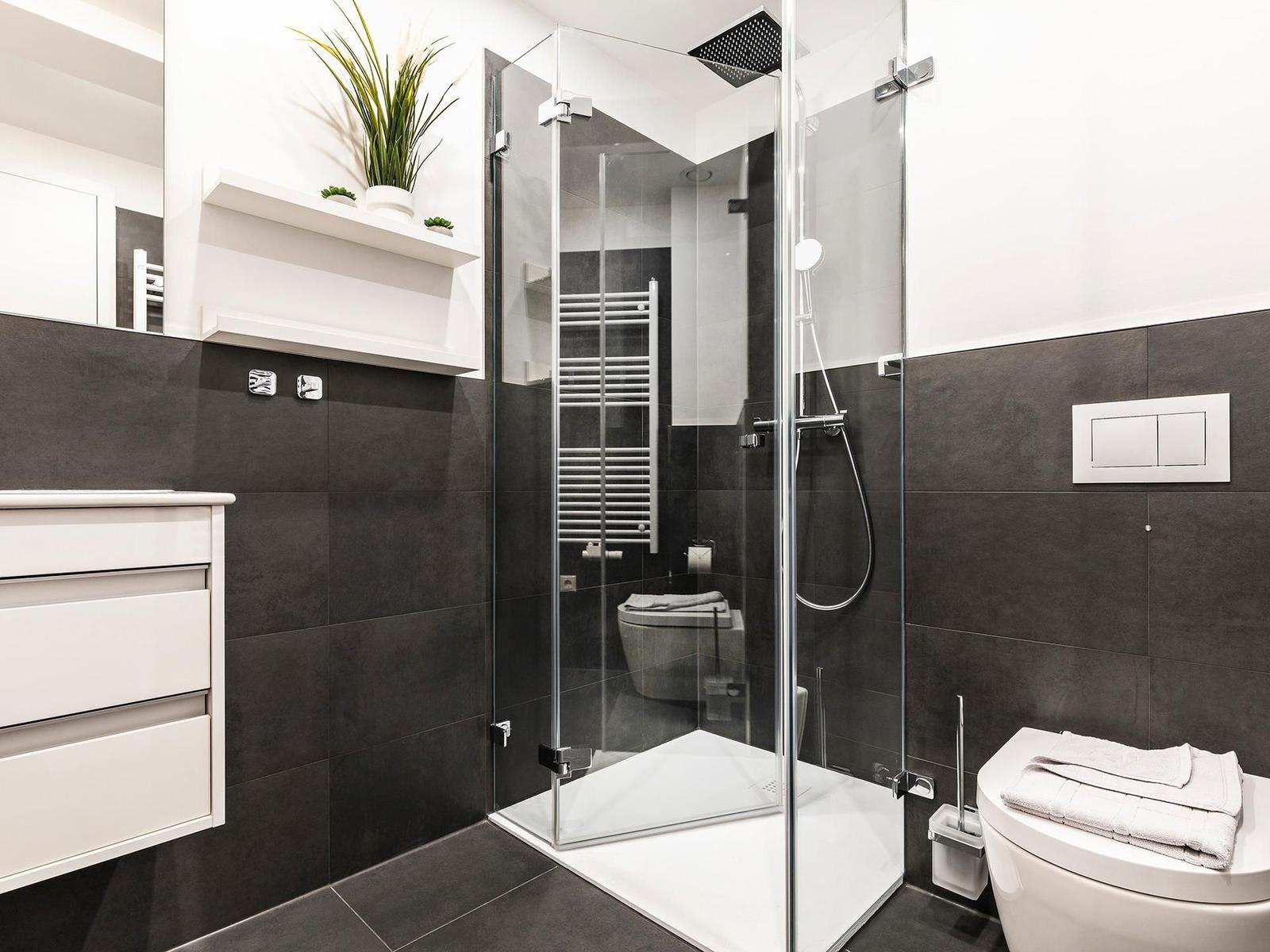 Badezimmer 1: Regendusche, WC, Haartrockner