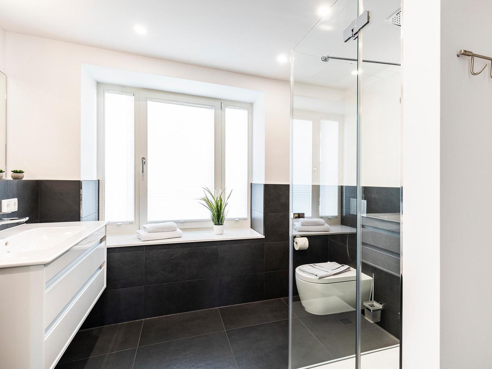 Badezimmer 2: Regendusche, WC, Haartrockner