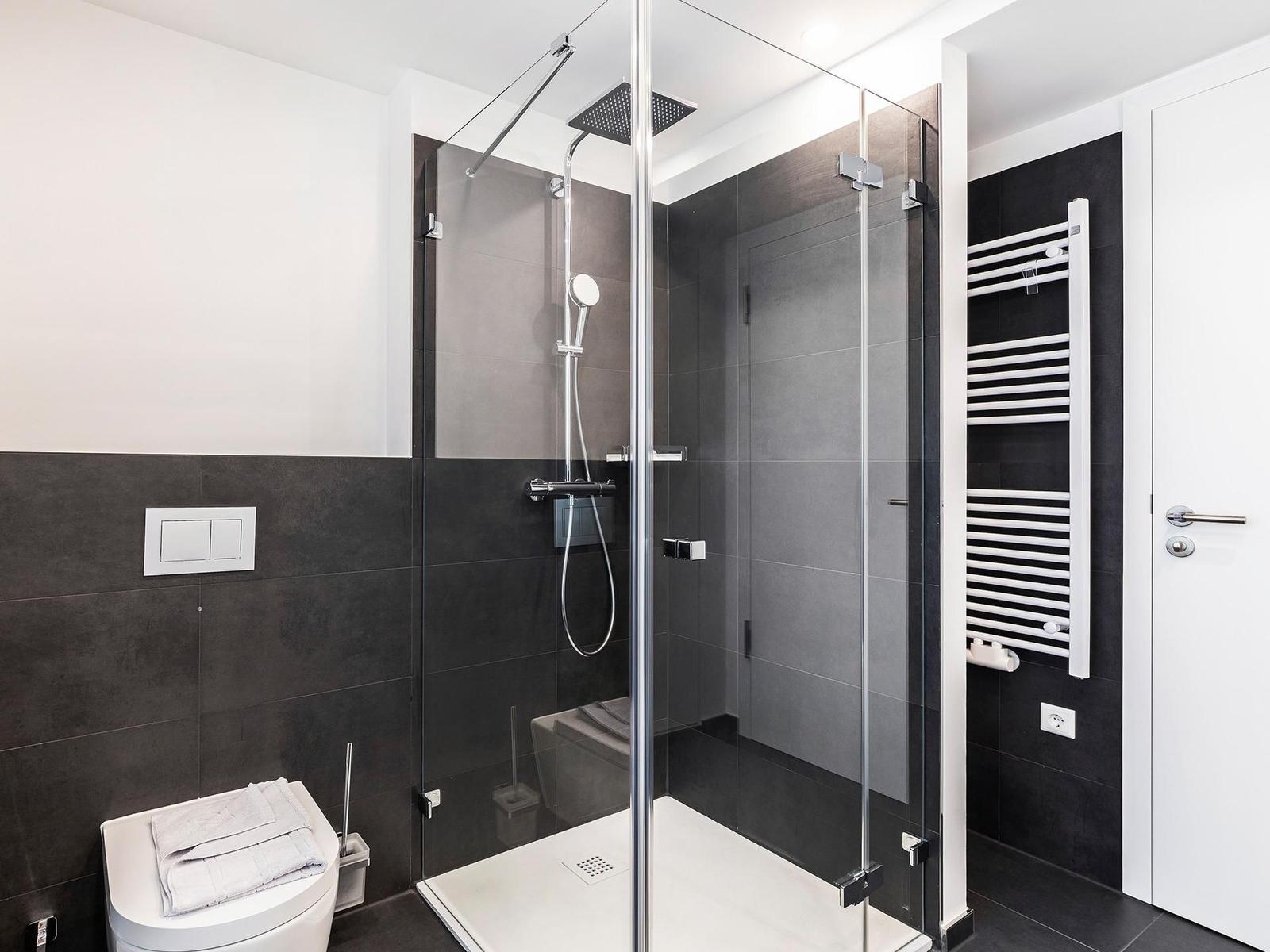 Badezimmer 2: Regendusche, WC, Haartrockner