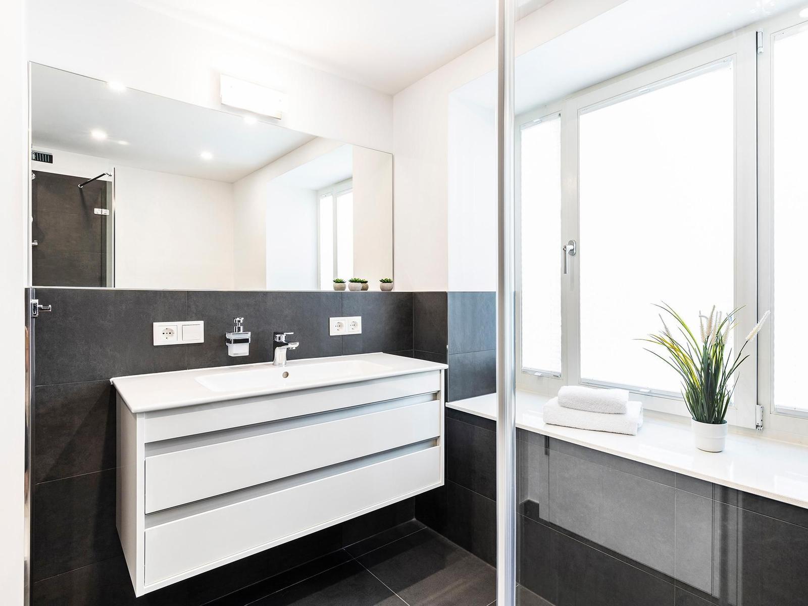 Badezimmer 2: Regendusche, WC, Haartrockner